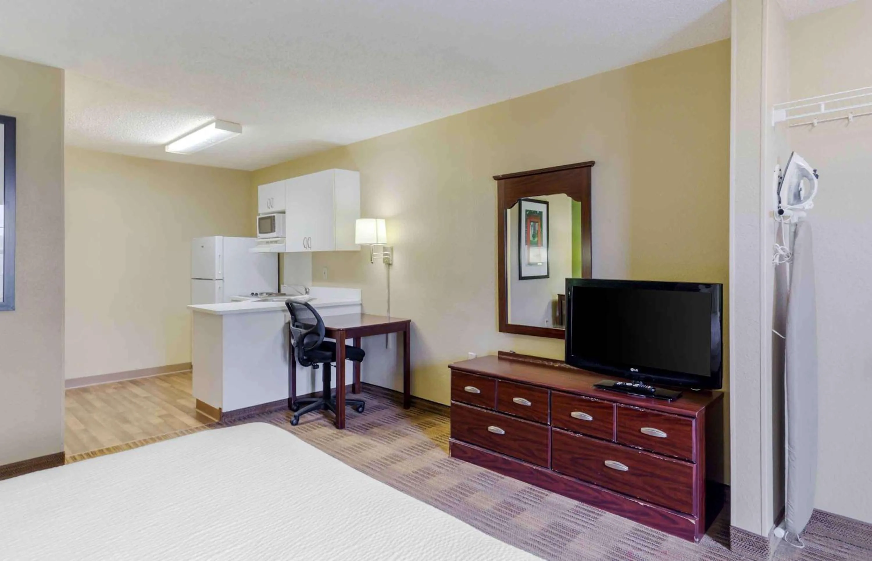 Bedroom, Bed in Extended Stay America Select Suites - Fayetteville - Owen Dr