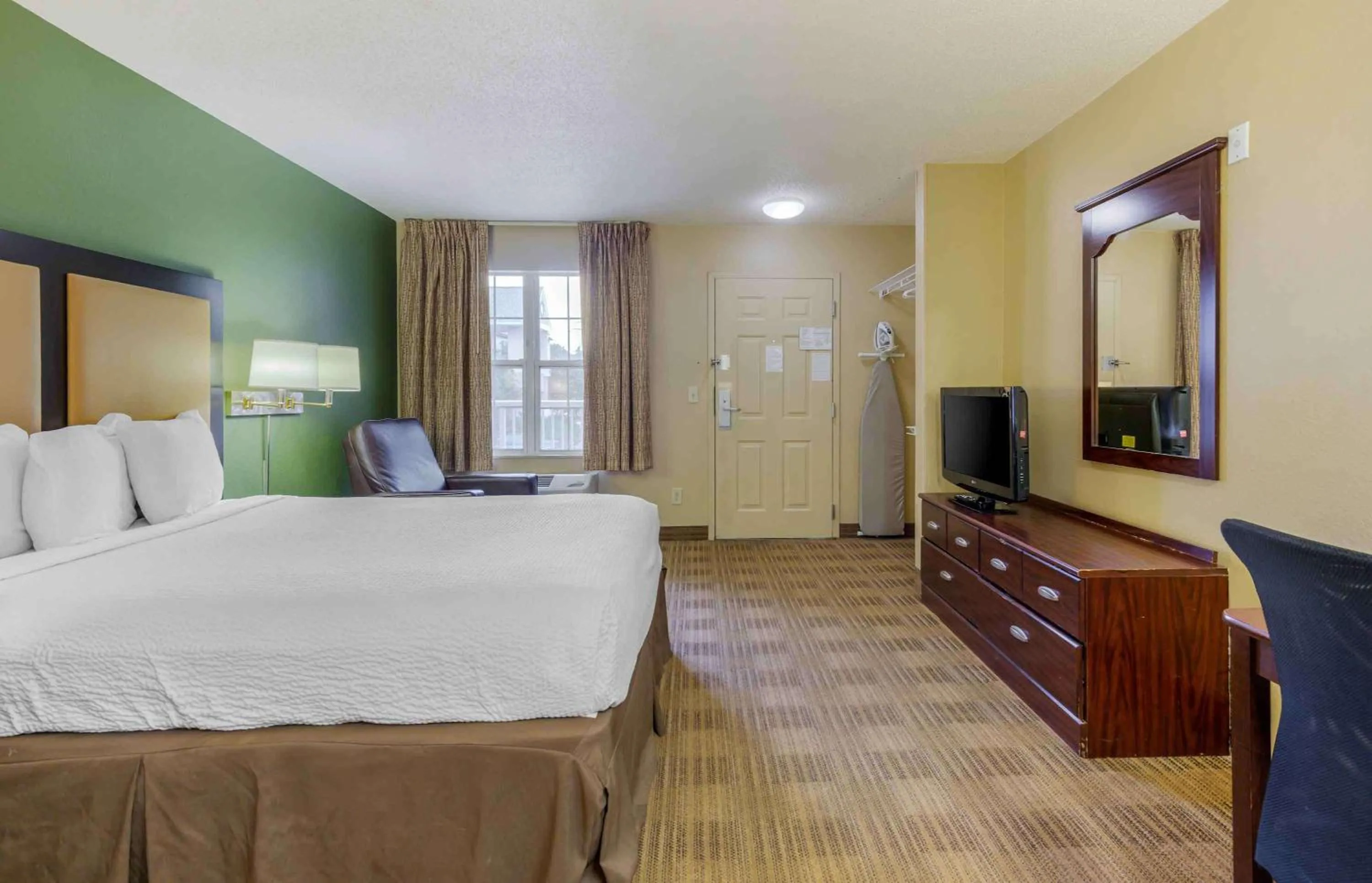 Bedroom, Bed in Extended Stay America Select Suites - Fayetteville - Owen Dr
