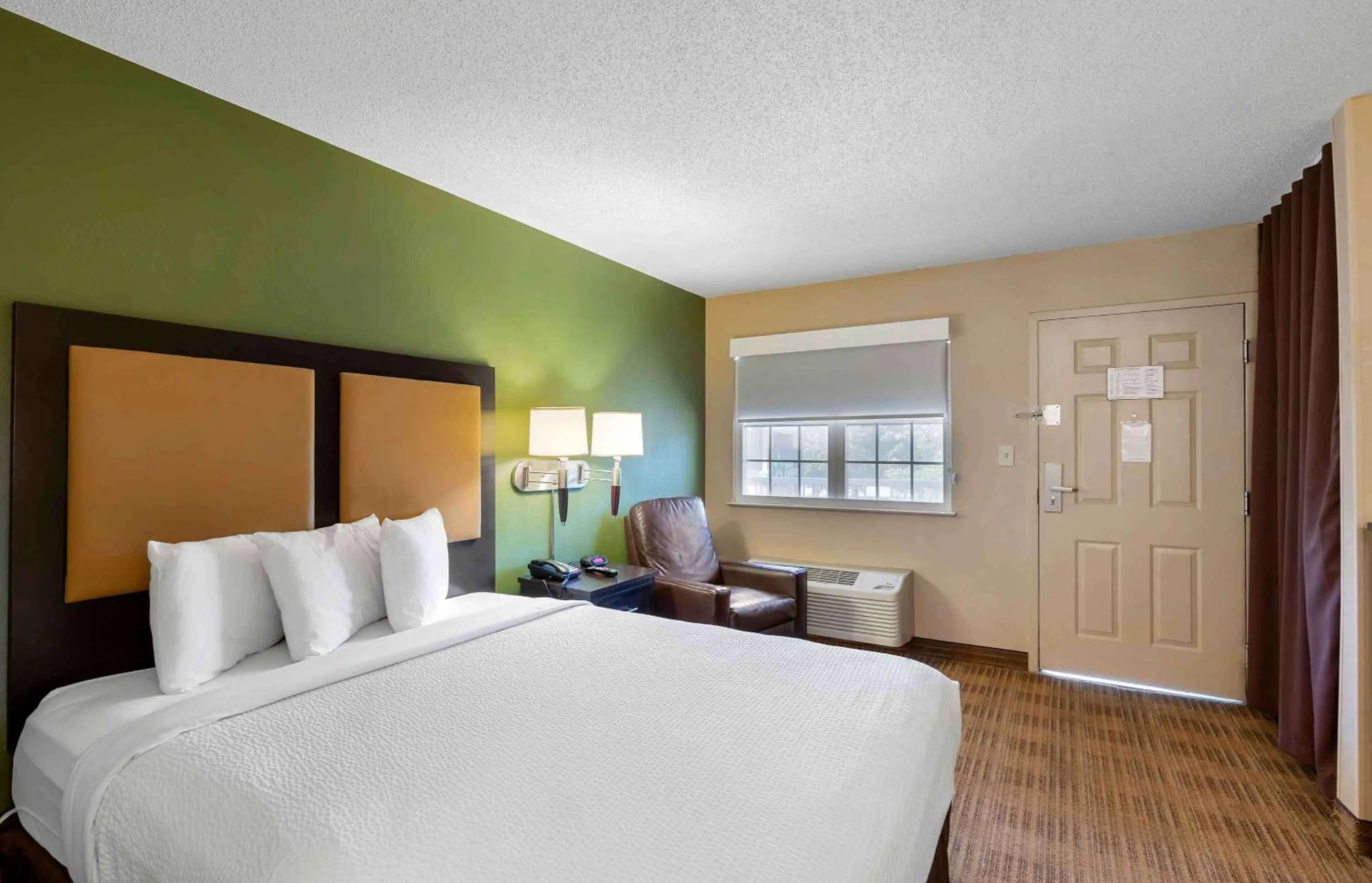 Bedroom, Bed in Extended Stay America Suites - Virginia Beach - Independence Blvd