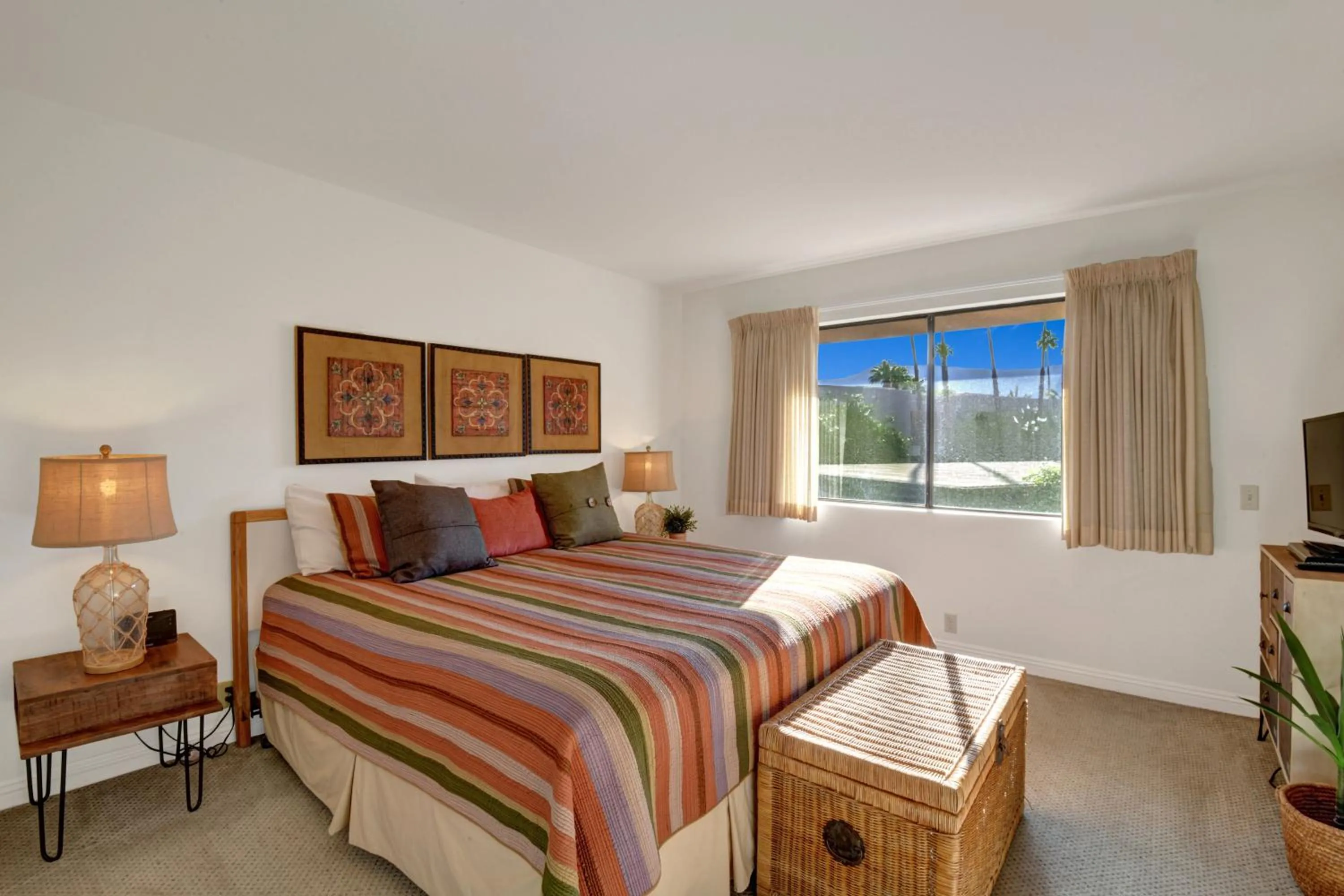 Property building, Bed in Shadow Mountain Resort