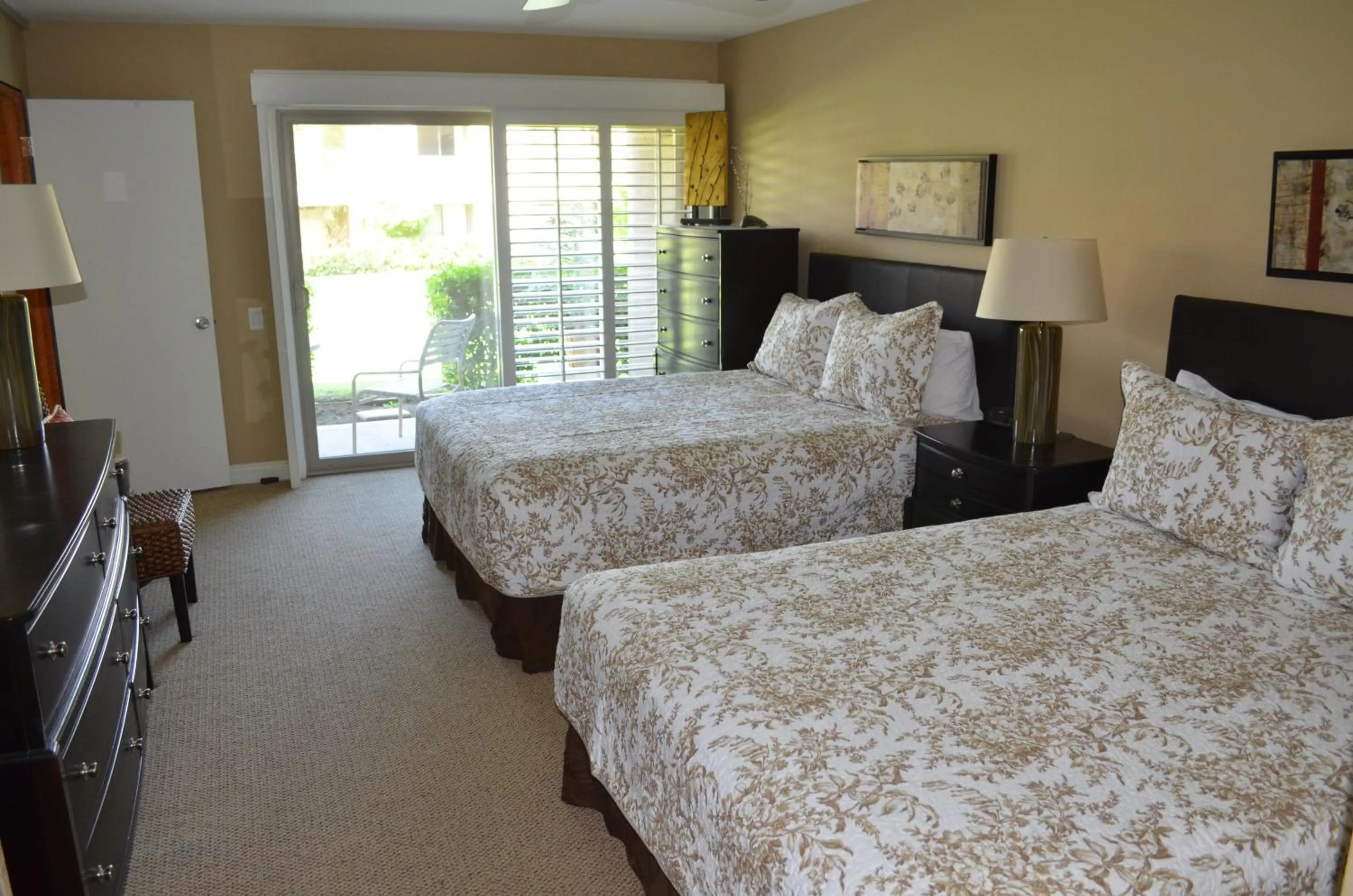 Property building, Bed in Shadow Mountain Resort