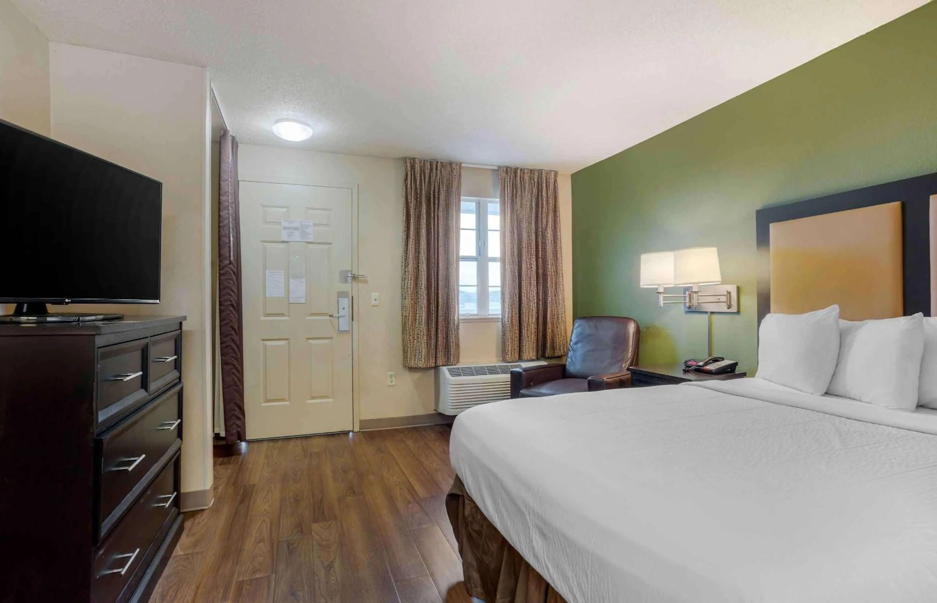 Bedroom, TV/Entertainment Center in Extended Stay America Suites - Little Rock - Financial Centre Parkway