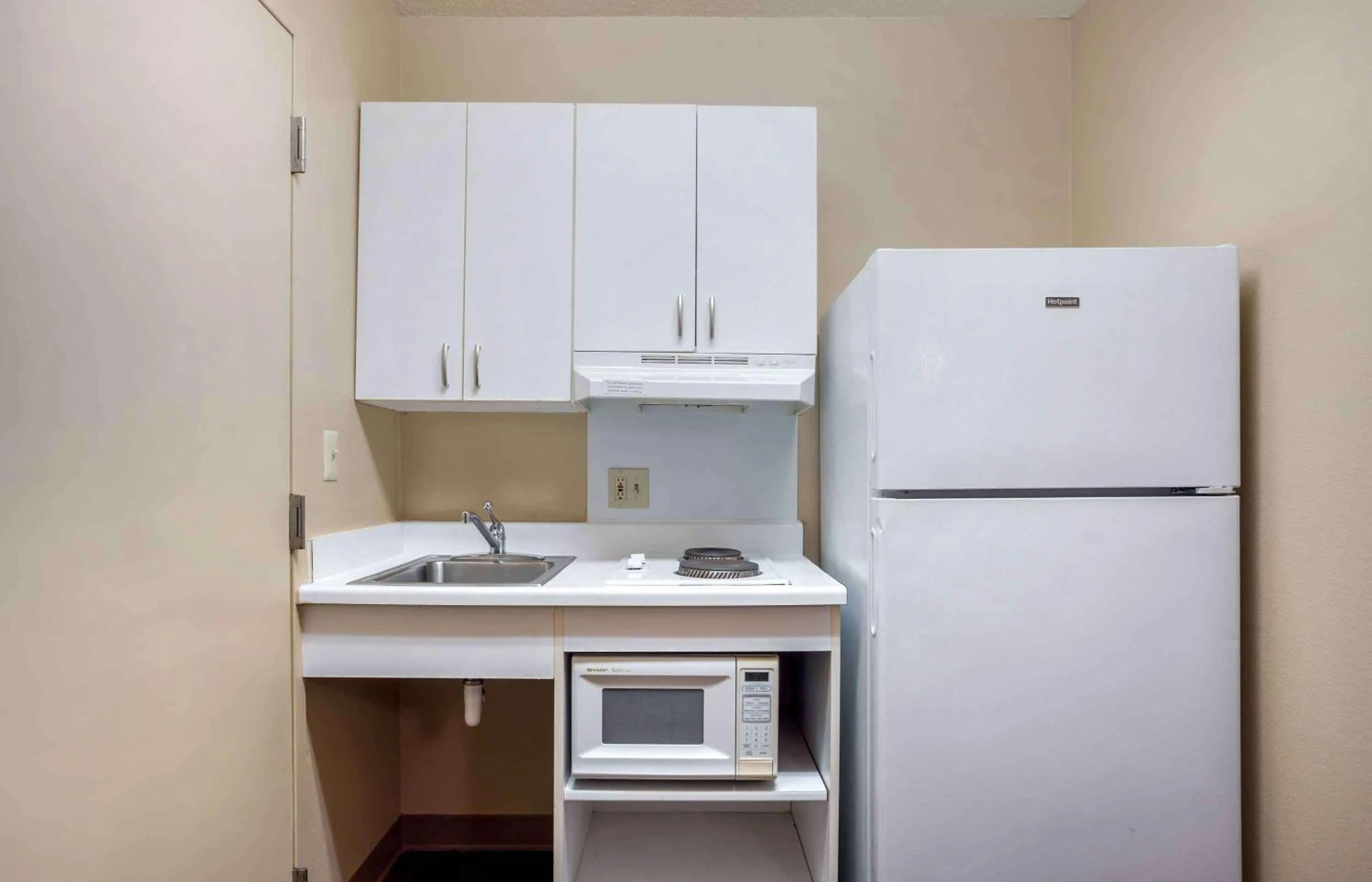 Bedroom, Kitchen/Kitchenette in Extended Stay America Suites - Little Rock - Financial Centre Parkway