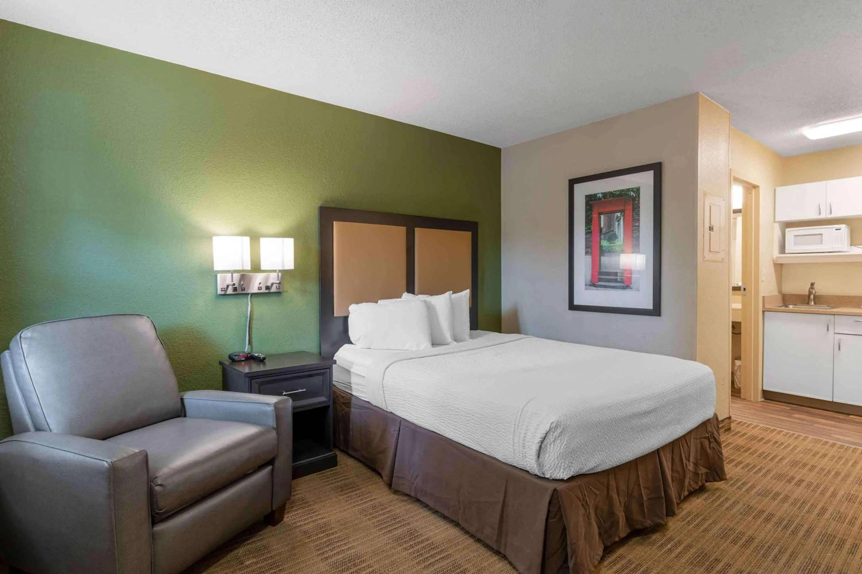 Bedroom, Bed in Extended Stay America Suites - Louisville - Dutchman