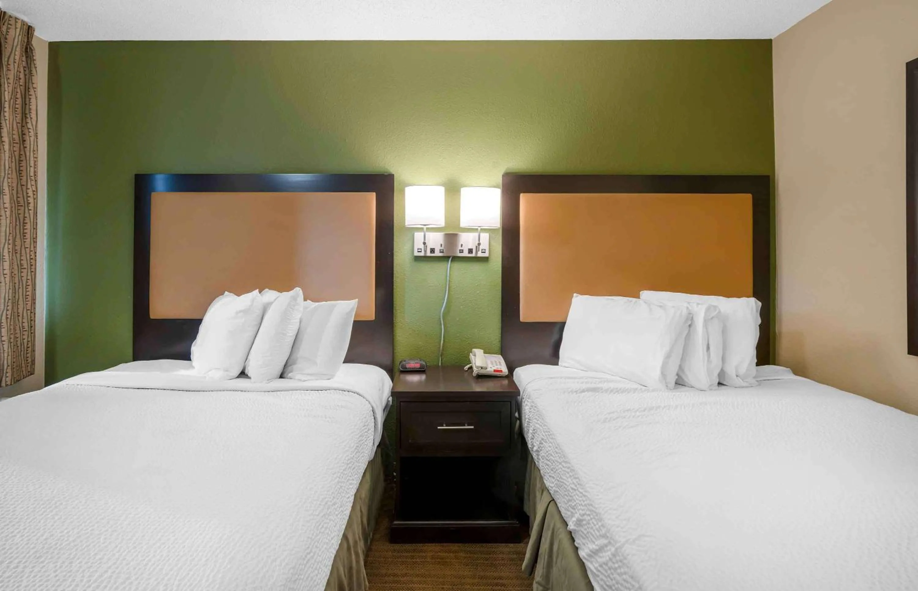 Bedroom, Bed in Extended Stay America Suites - Louisville - Dutchman