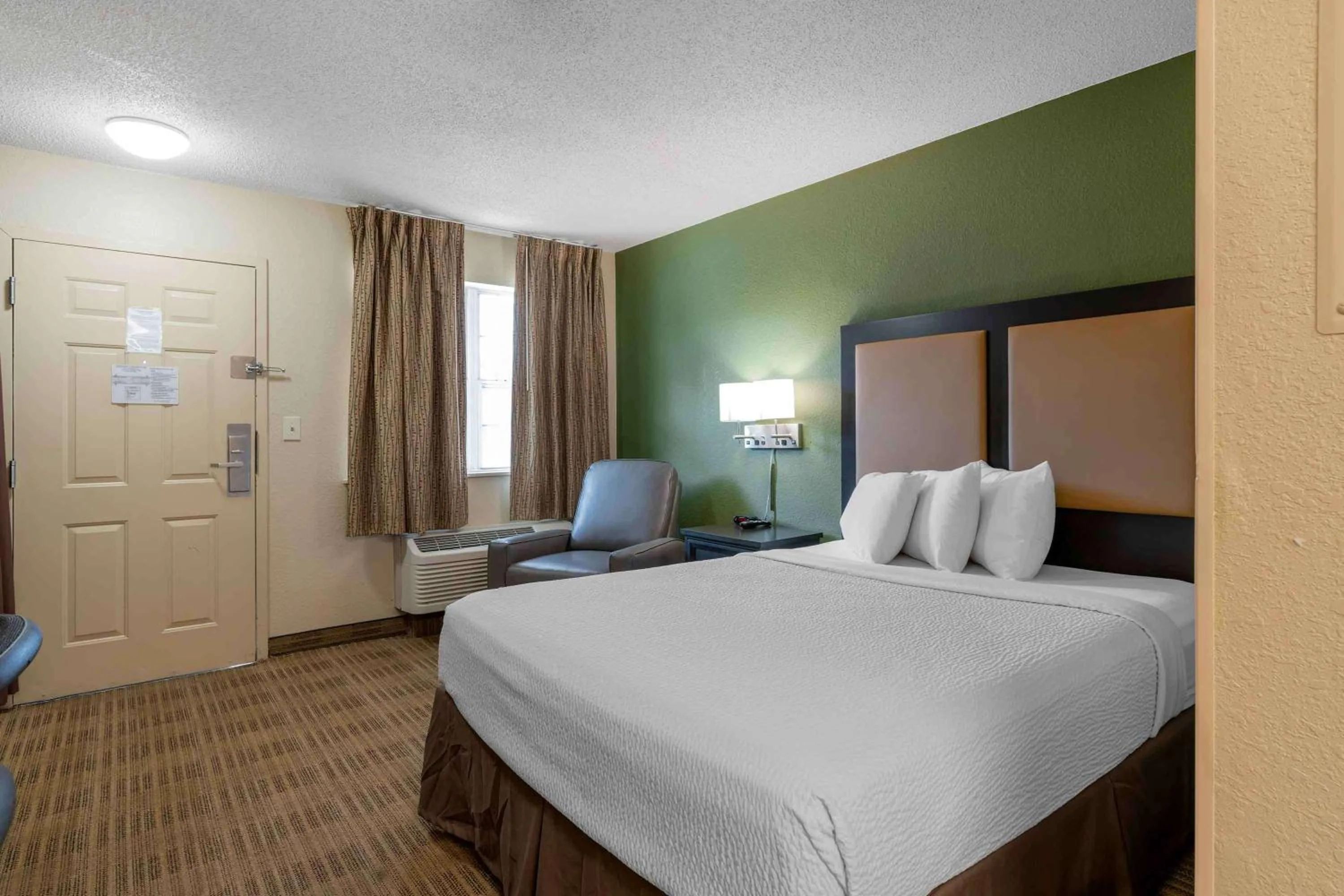 Bedroom, Bed in Extended Stay America Suites - Louisville - Dutchman