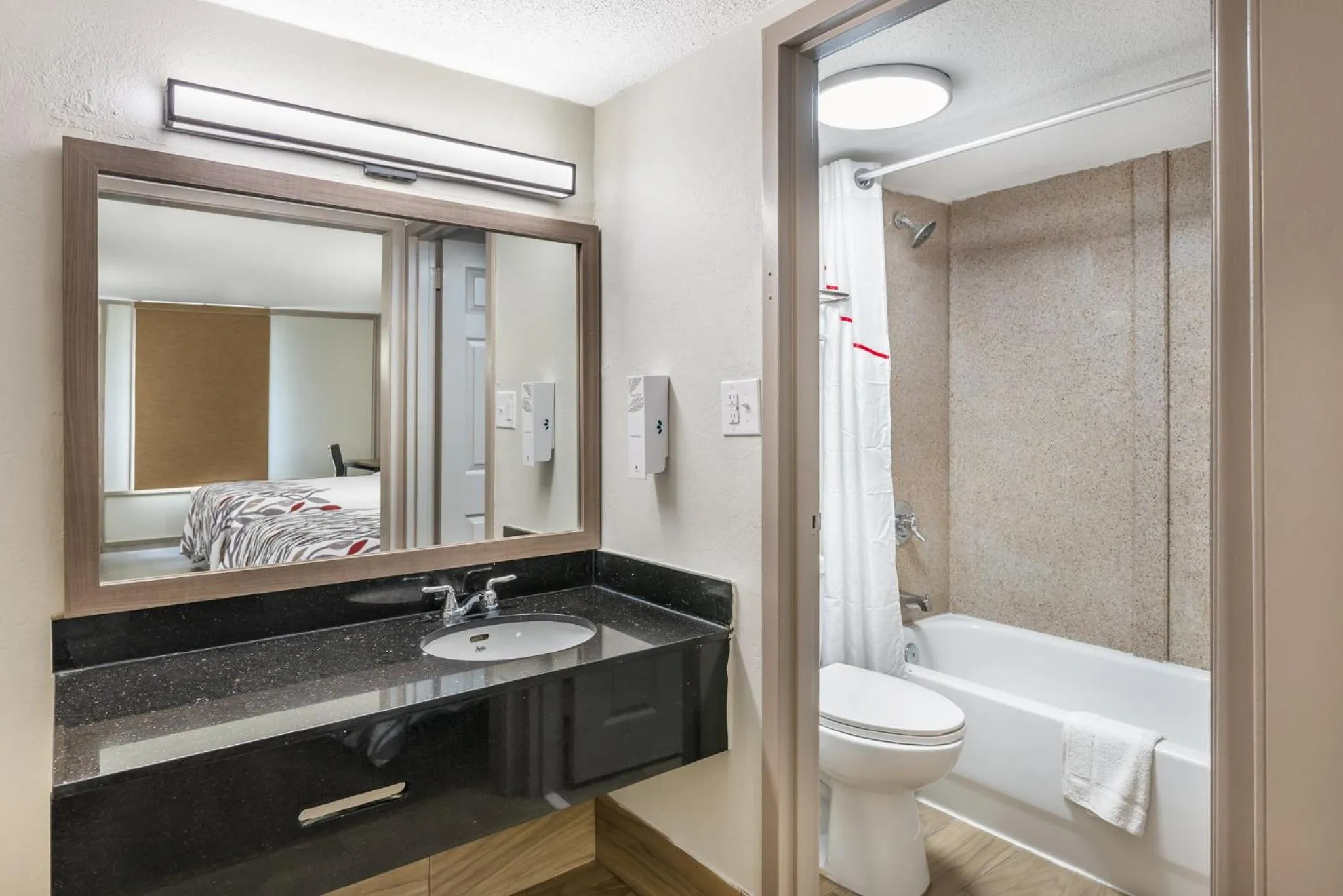 Bathroom in Red Roof Inn Richmond, VA