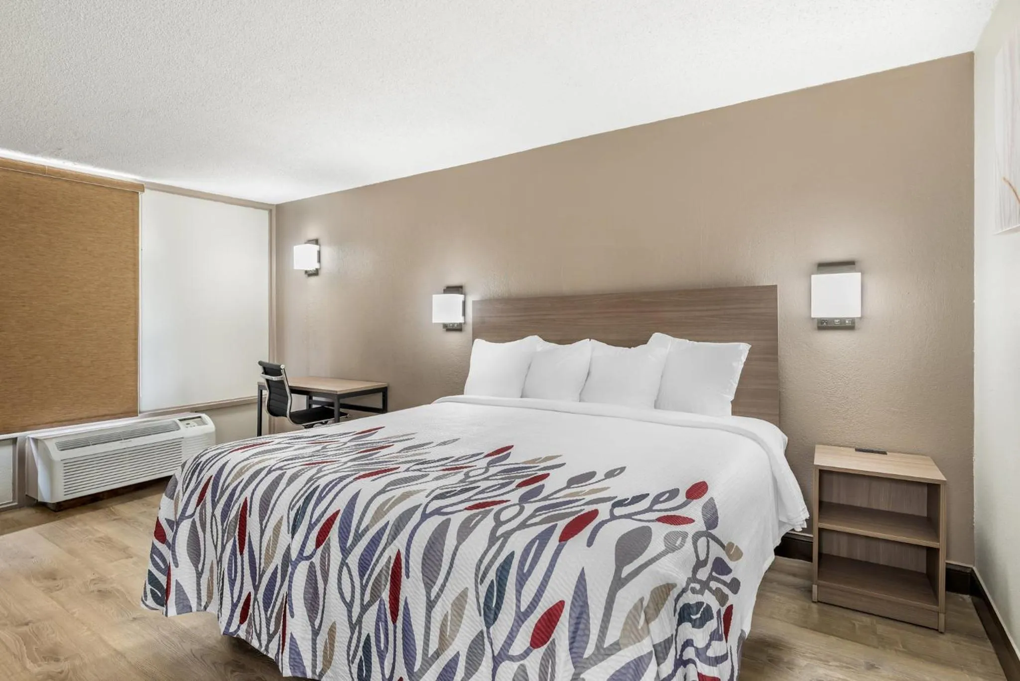 Photo of the whole room, Bed in Red Roof Inn Richmond, VA