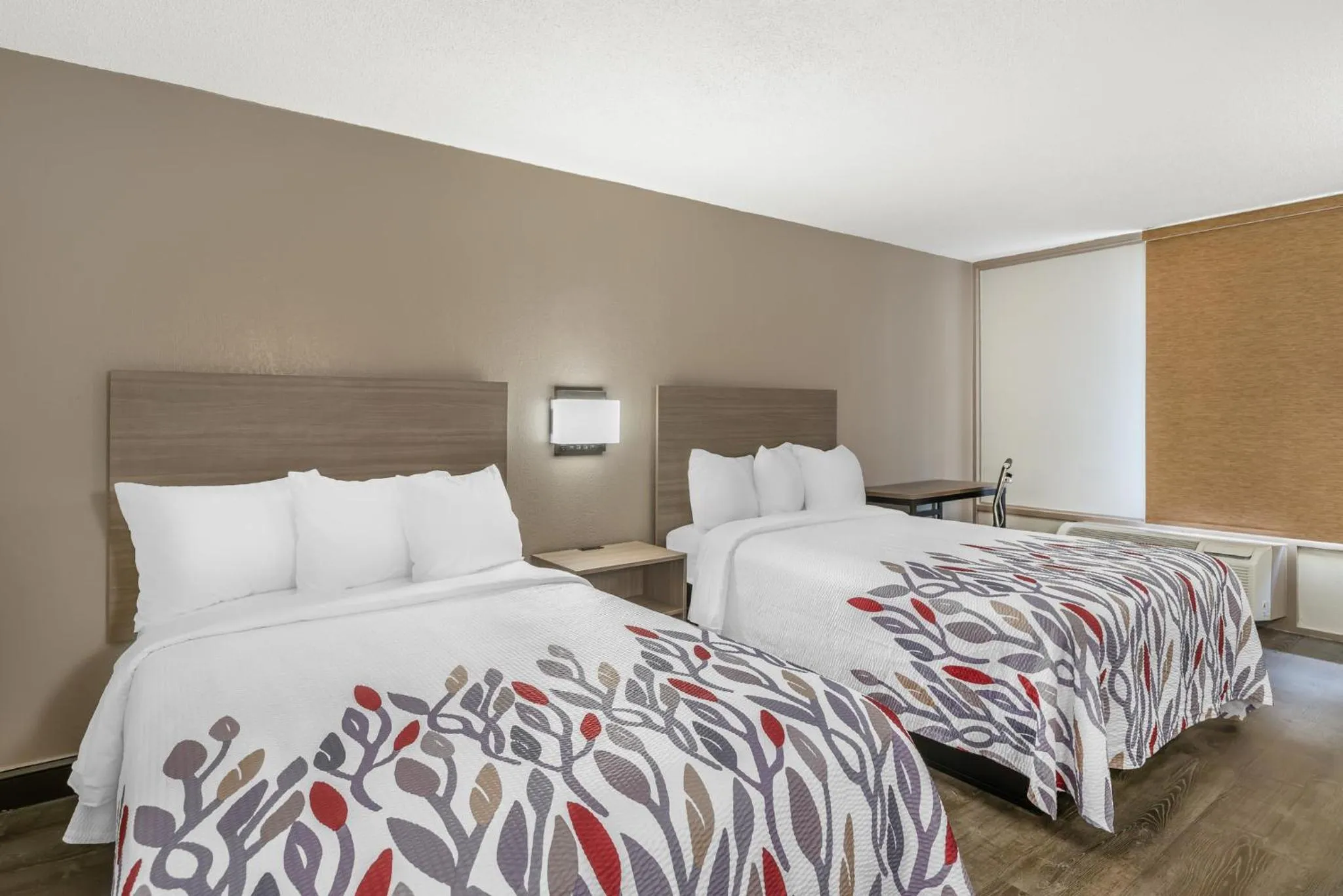 Photo of the whole room, Bed in Red Roof Inn Richmond, VA