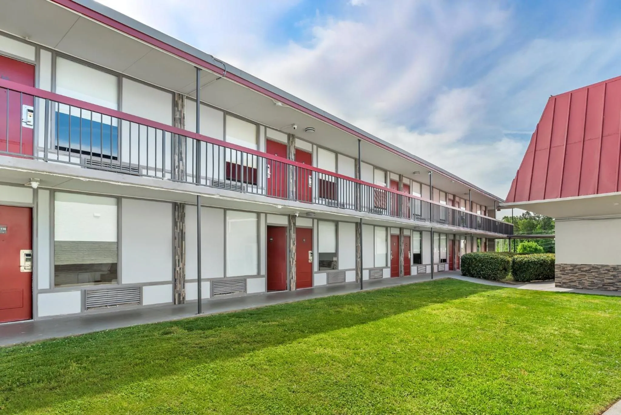 Inner courtyard view in Red Roof Inn Richmond, VA