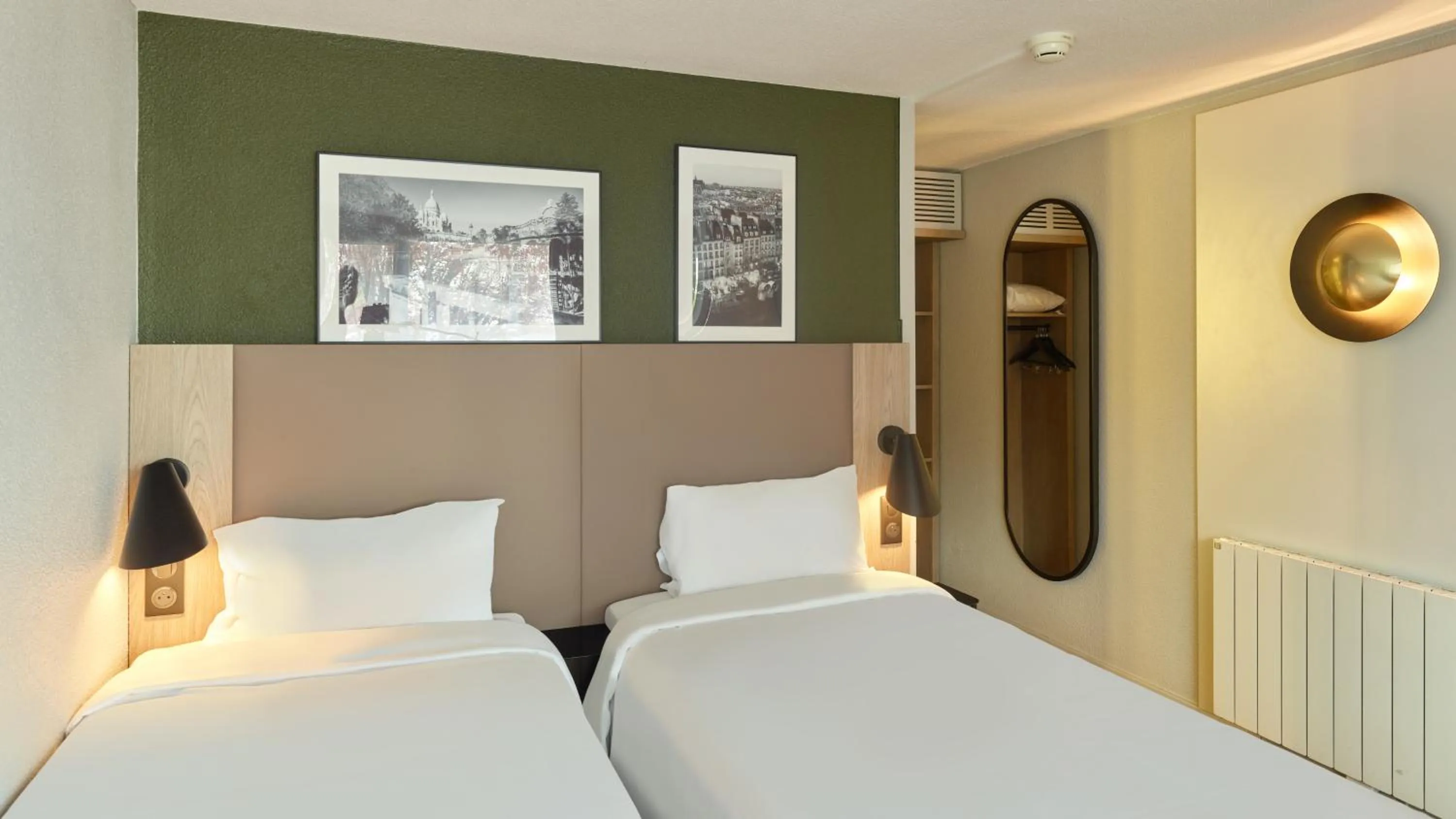 Photo of the whole room, Bed in Campanile NATURE - Marne La Vallée - Chelles