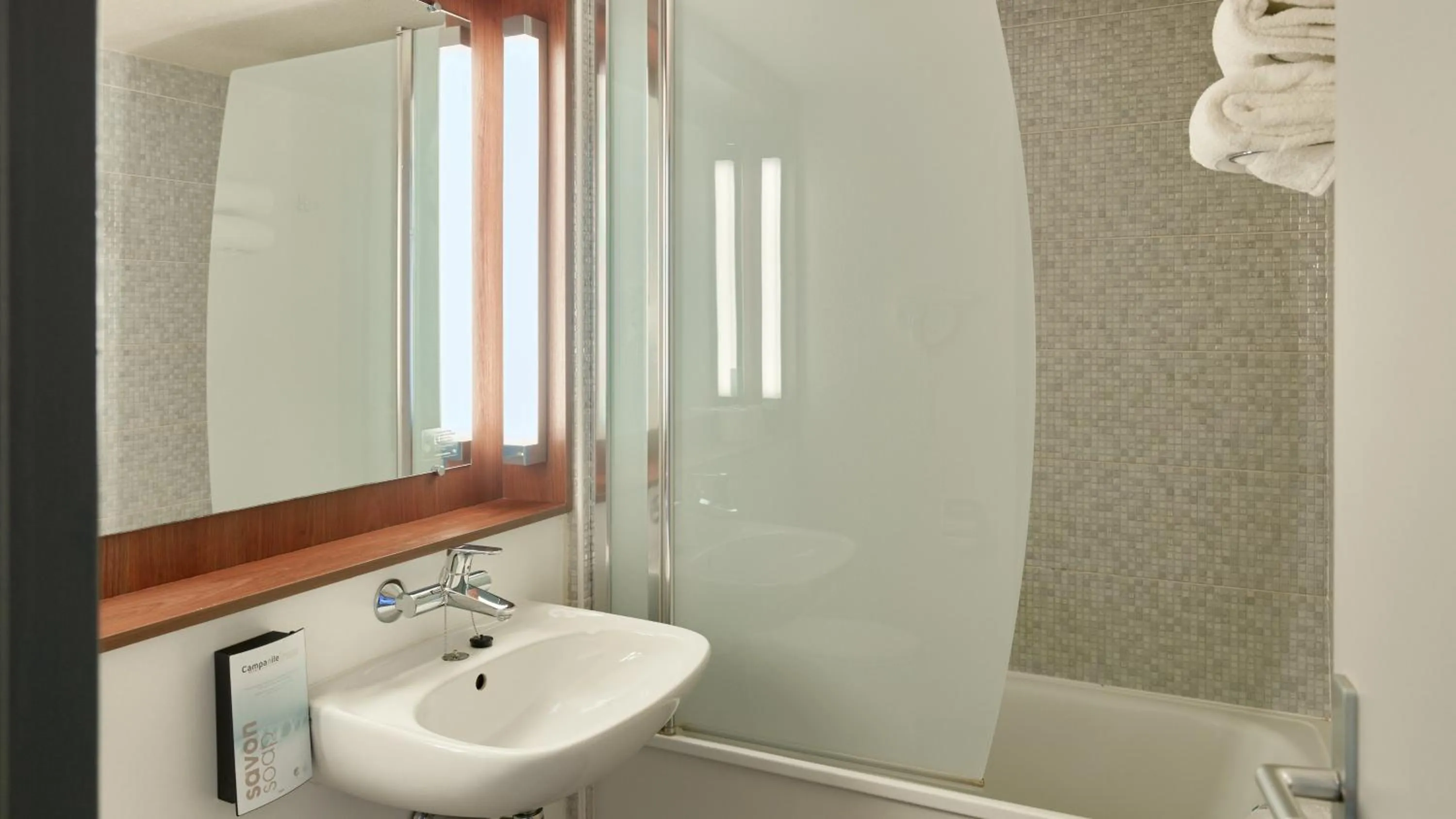 Bathroom in Campanile NATURE - Marne La Vallée - Chelles