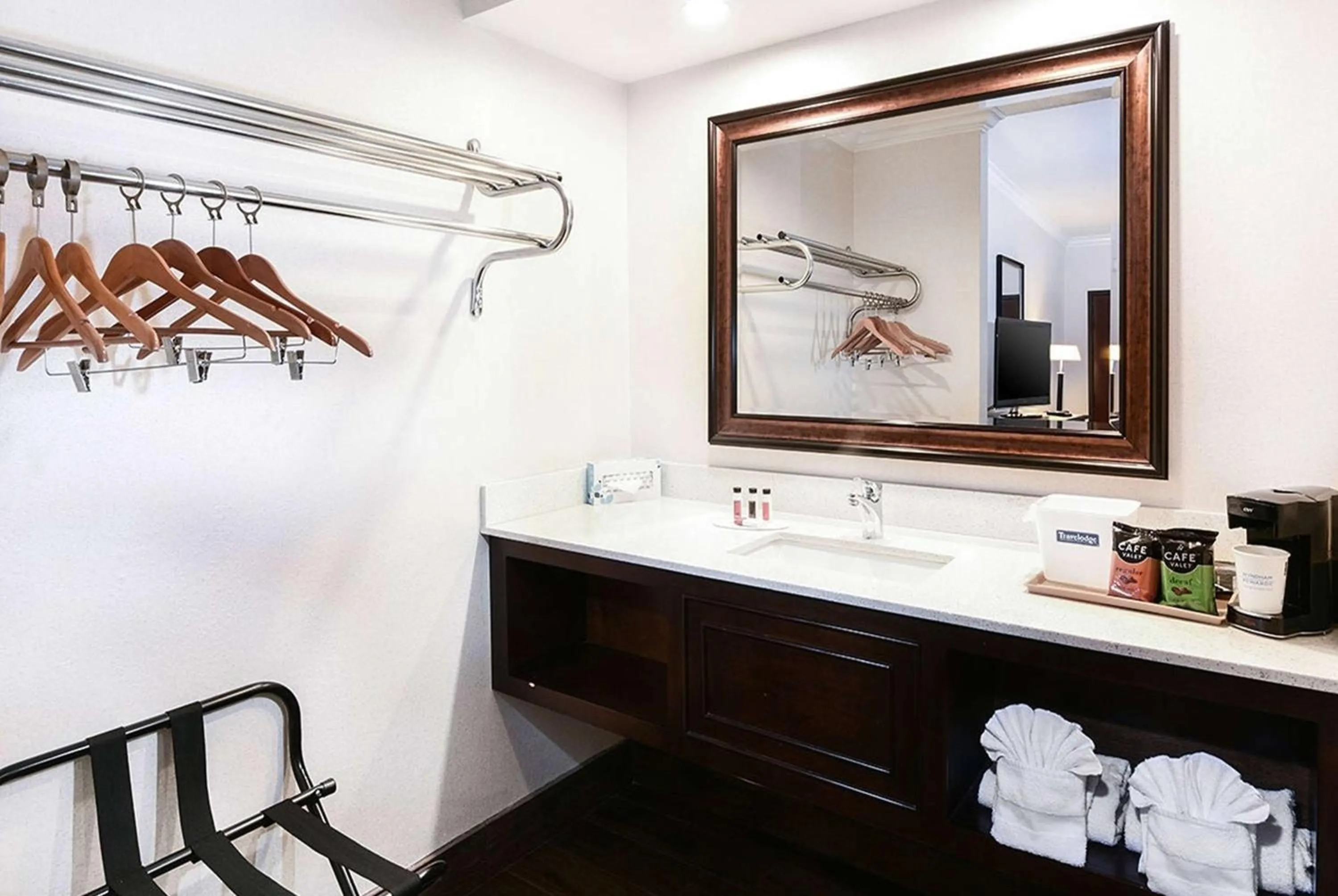 TV and multimedia in Travelodge by Wyndham Commerce Los Angeles Area