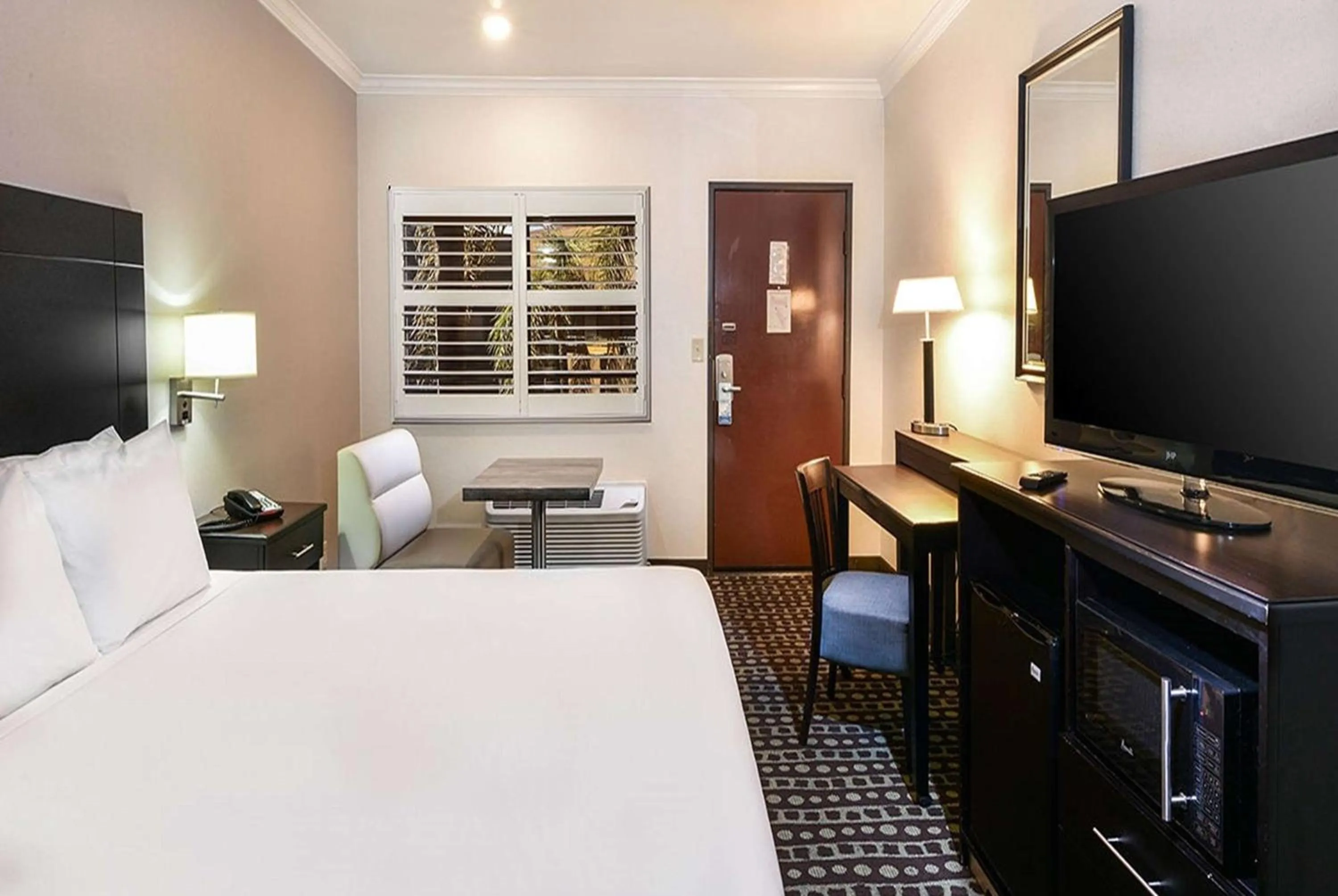 Photo of the whole room, Bed in Travelodge by Wyndham Commerce Los Angeles Area