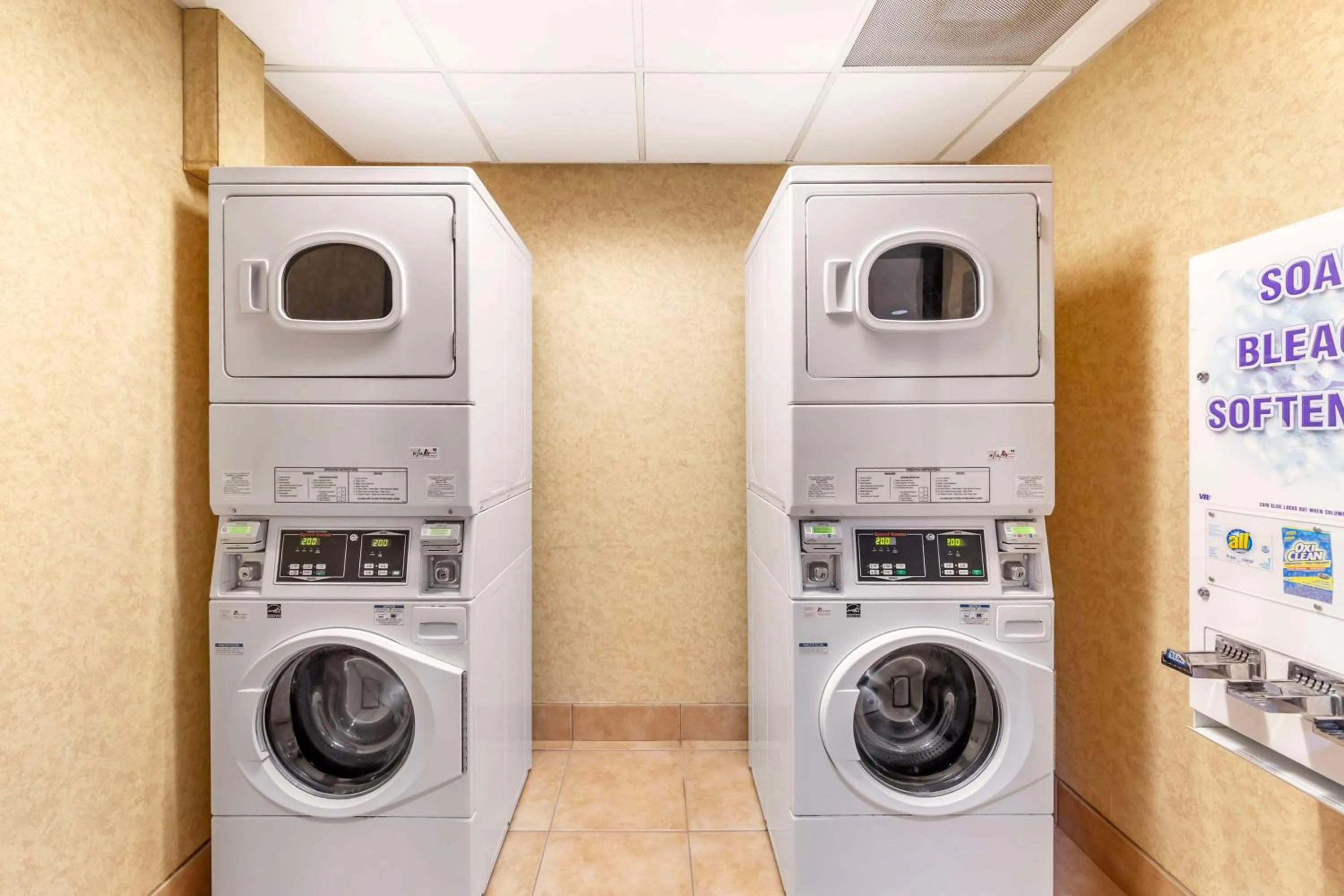 laundry in Best Western Plus Kendall Hotel & Suites