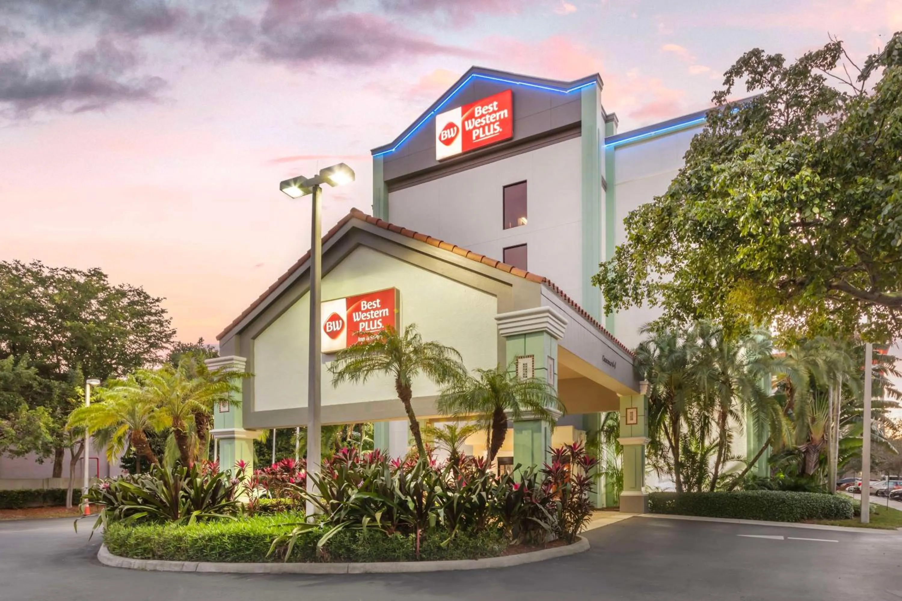 Property building in Best Western Plus Kendall Hotel & Suites