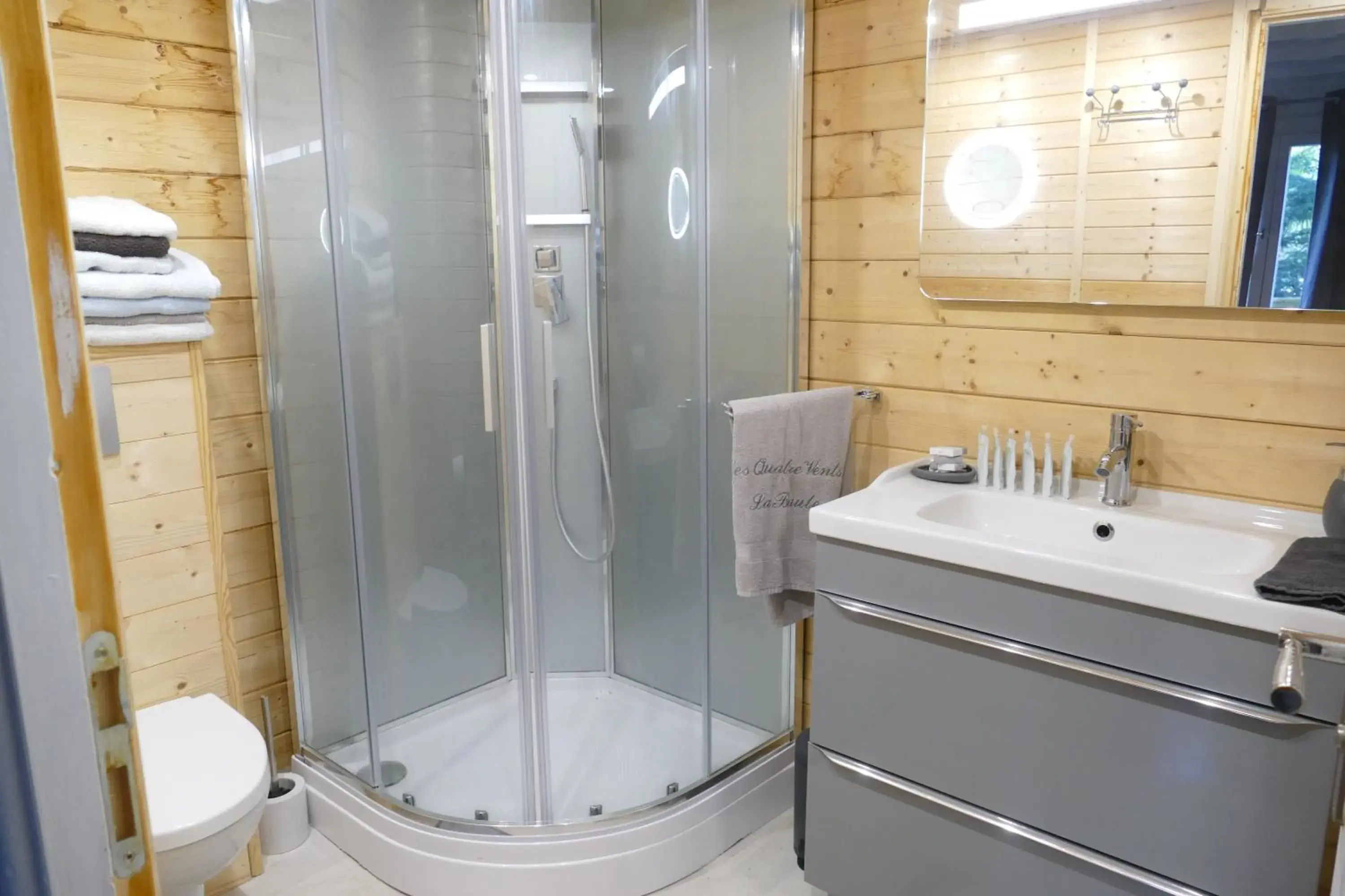 Two-Bedroom Chalet in Villa Les Quatre Vents Two-Bedroom Chalet in Villa Les Quatre Vents