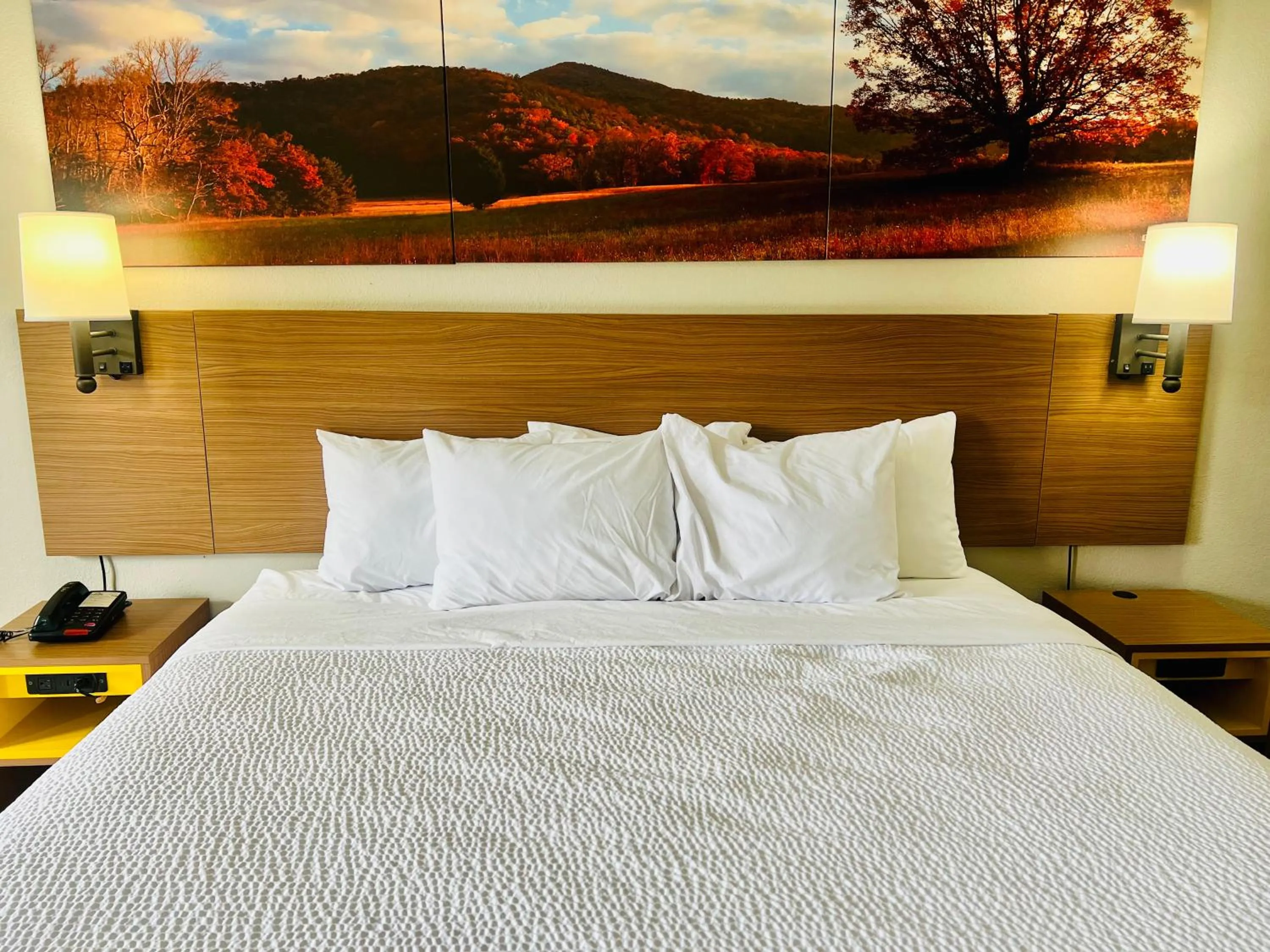 Bed in Days Inn by Wyndham Jellico - Tennessee State Line