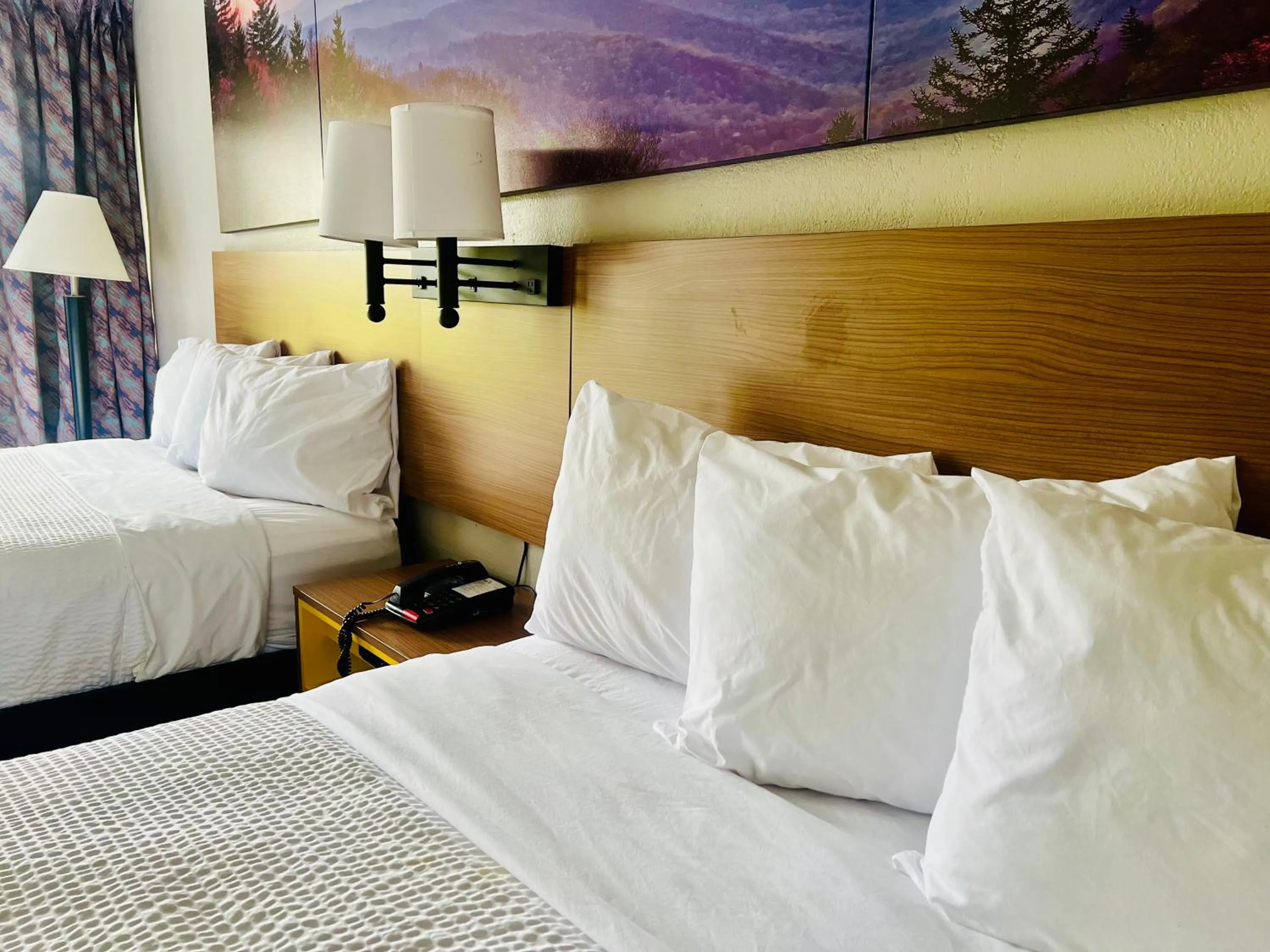 Bed in Days Inn by Wyndham Jellico - Tennessee State Line