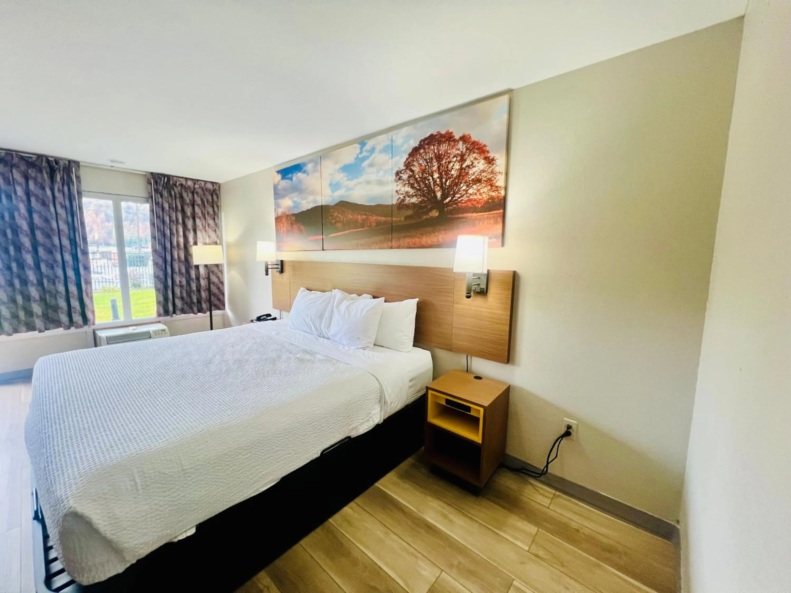 Bed in Days Inn by Wyndham Jellico - Tennessee State Line