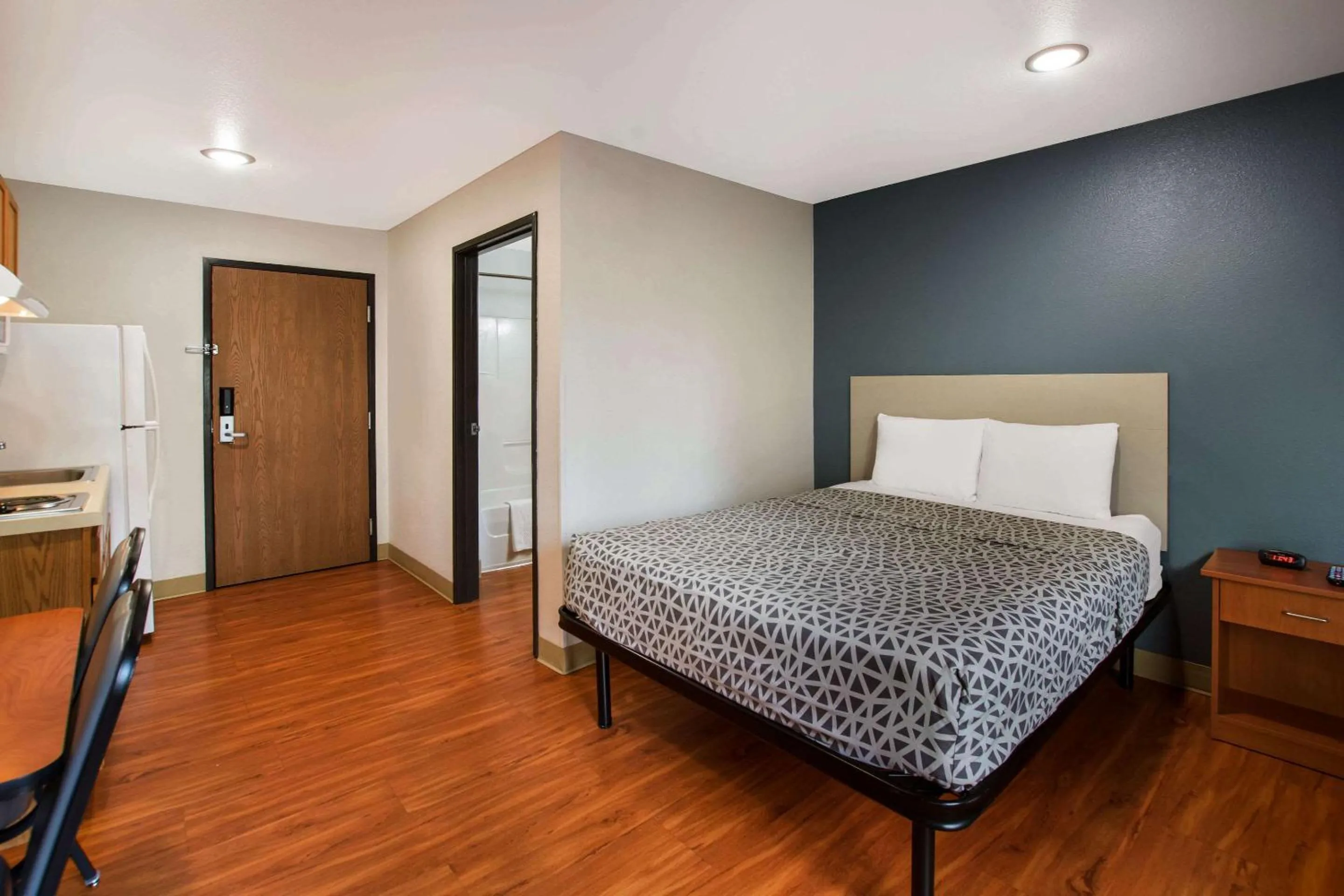 Bedroom, Bed in WoodSpring Suites Louisville Southeast