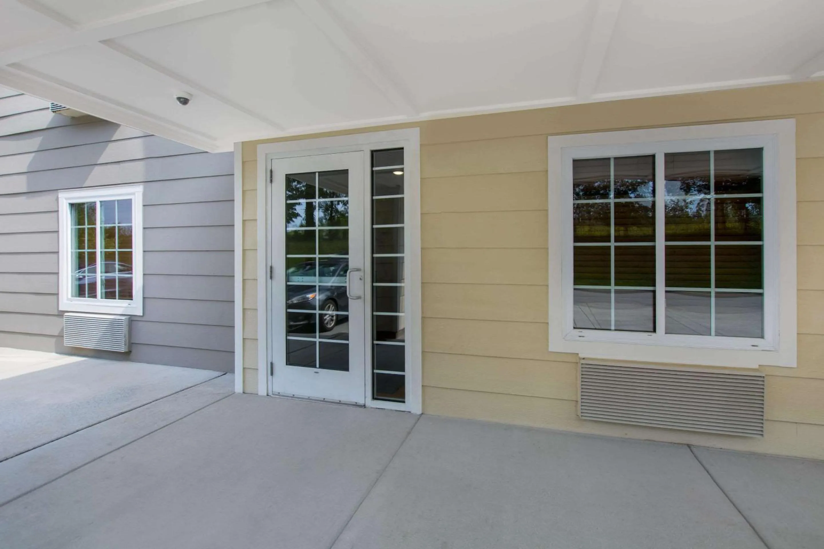 Property building in WoodSpring Suites Louisville Southeast