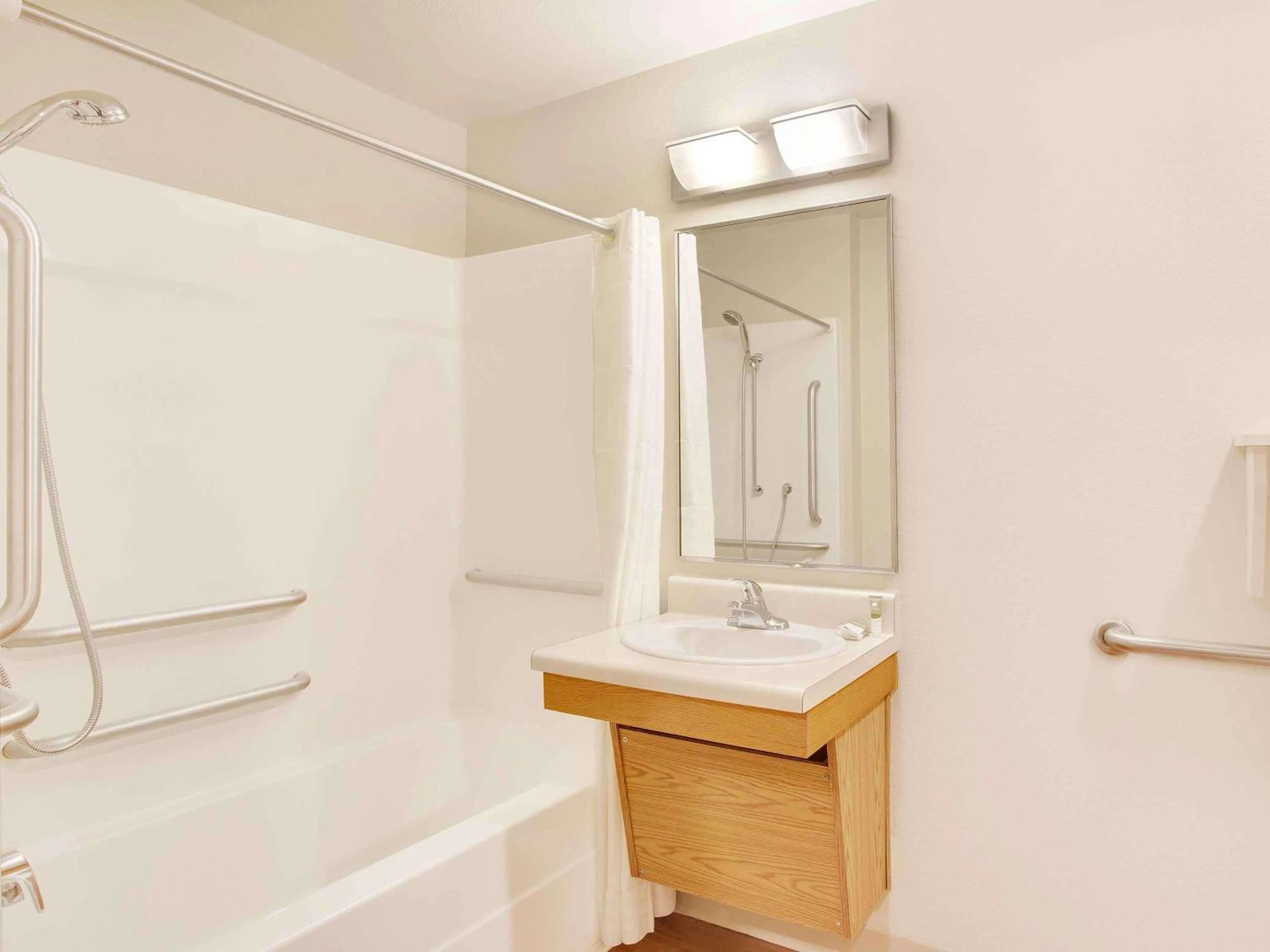 Bathroom in Extended Stay America Select Suites - Mobile - I-65