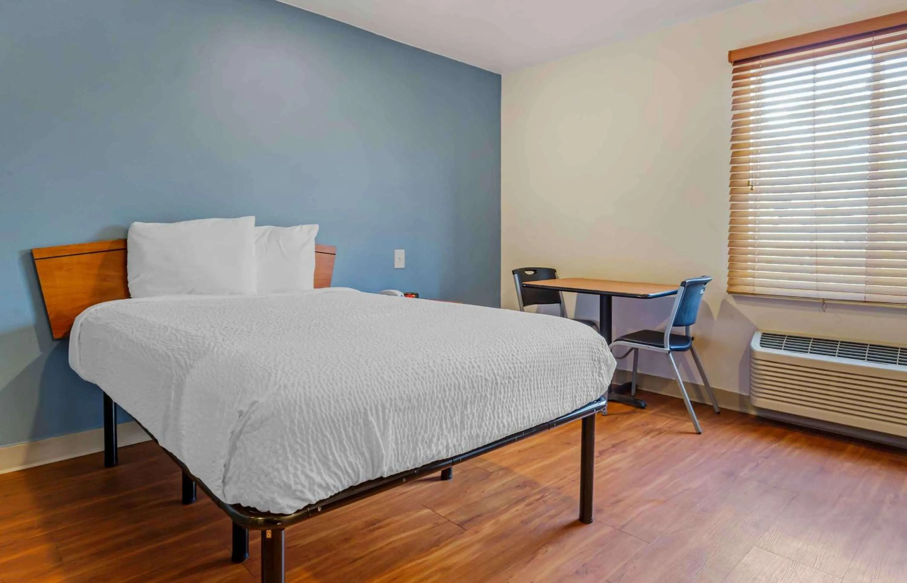Bedroom, Bed in Extended Stay America Select Suites - Fayetteville - West