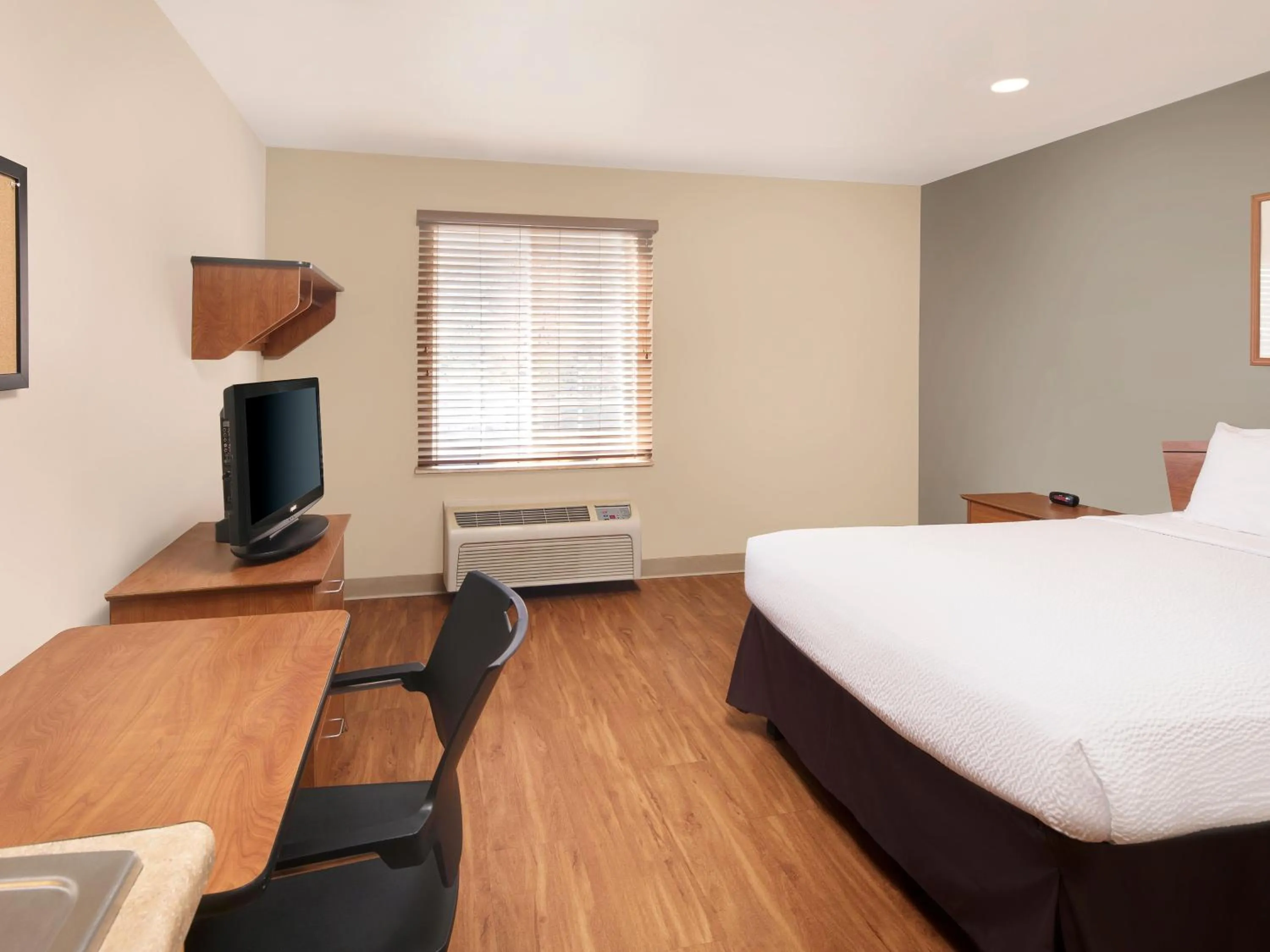Bed in Extended Stay America Select Suites - Fayetteville - West
