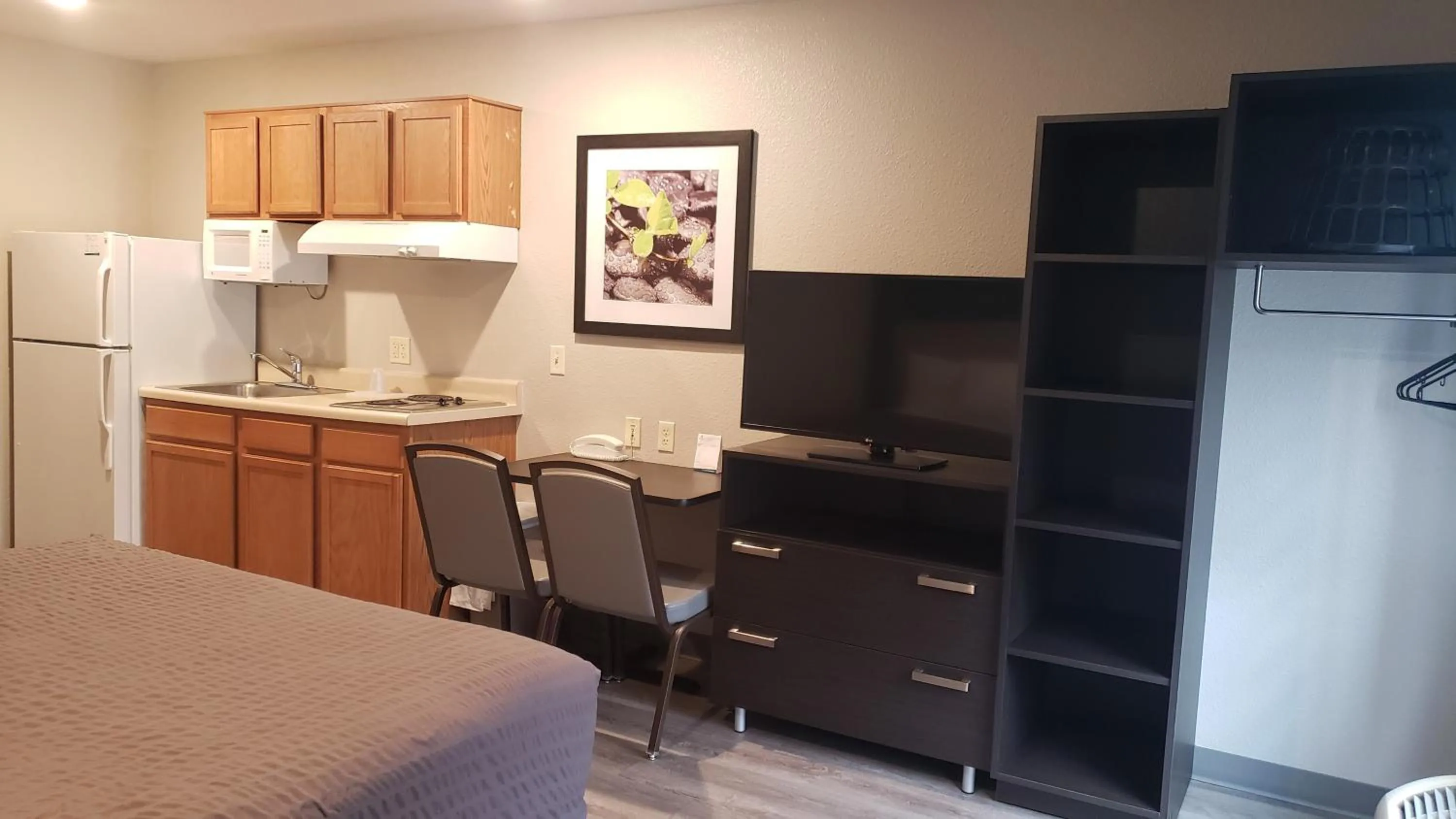 Kitchen or kitchenette in WoodSpring Suites Kansas City Lenexa