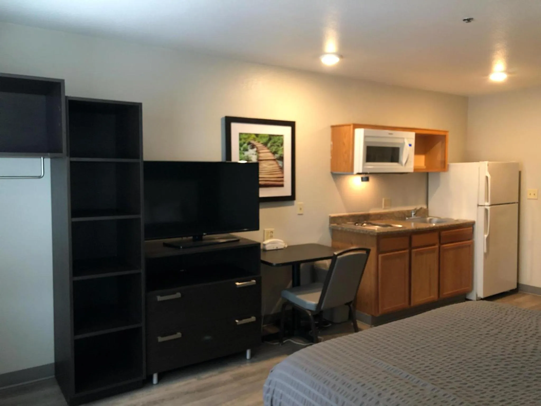 TV and multimedia in WoodSpring Suites Charlotte Gastonia