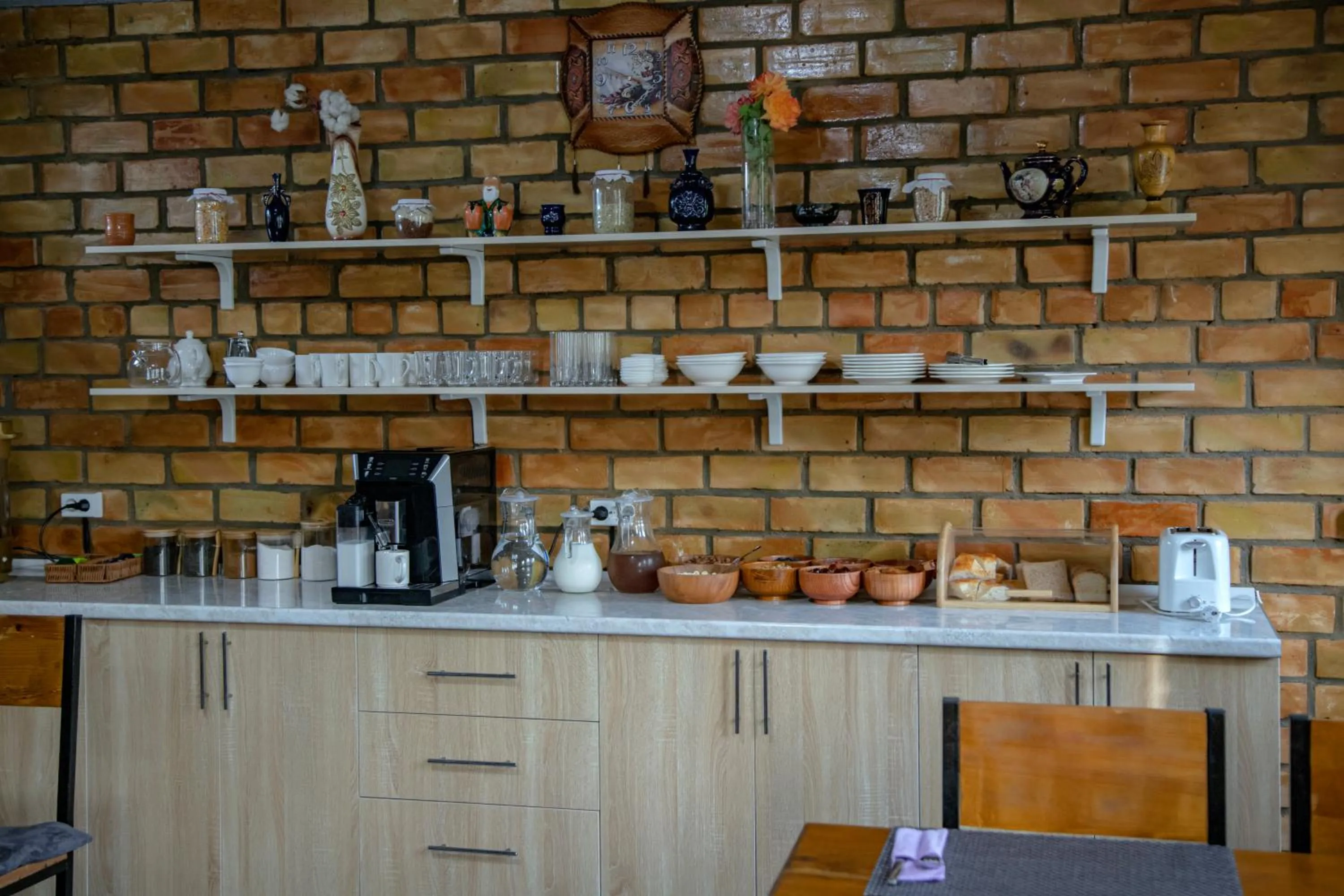 Restaurant/places to eat in Hotel Good Night