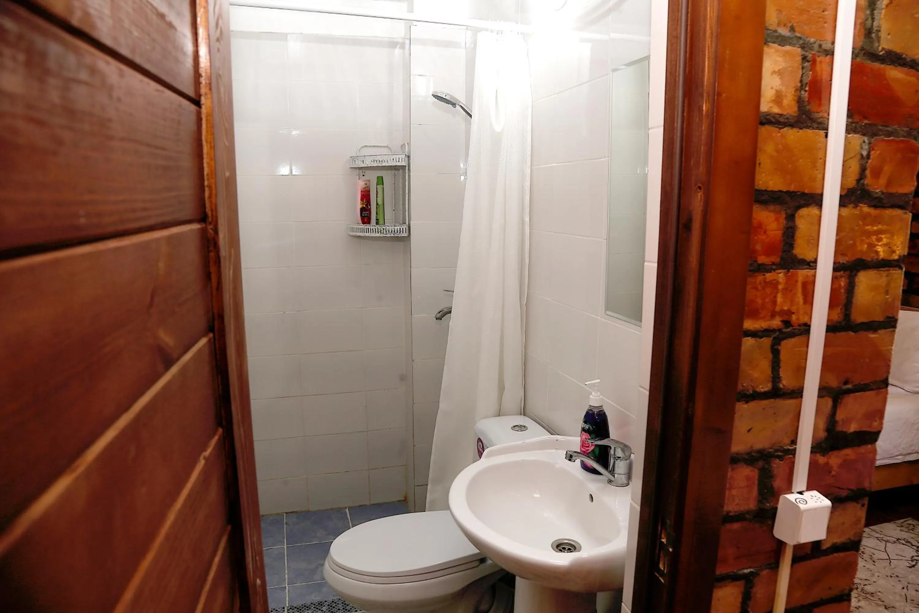 Shower in Hotel Good Night