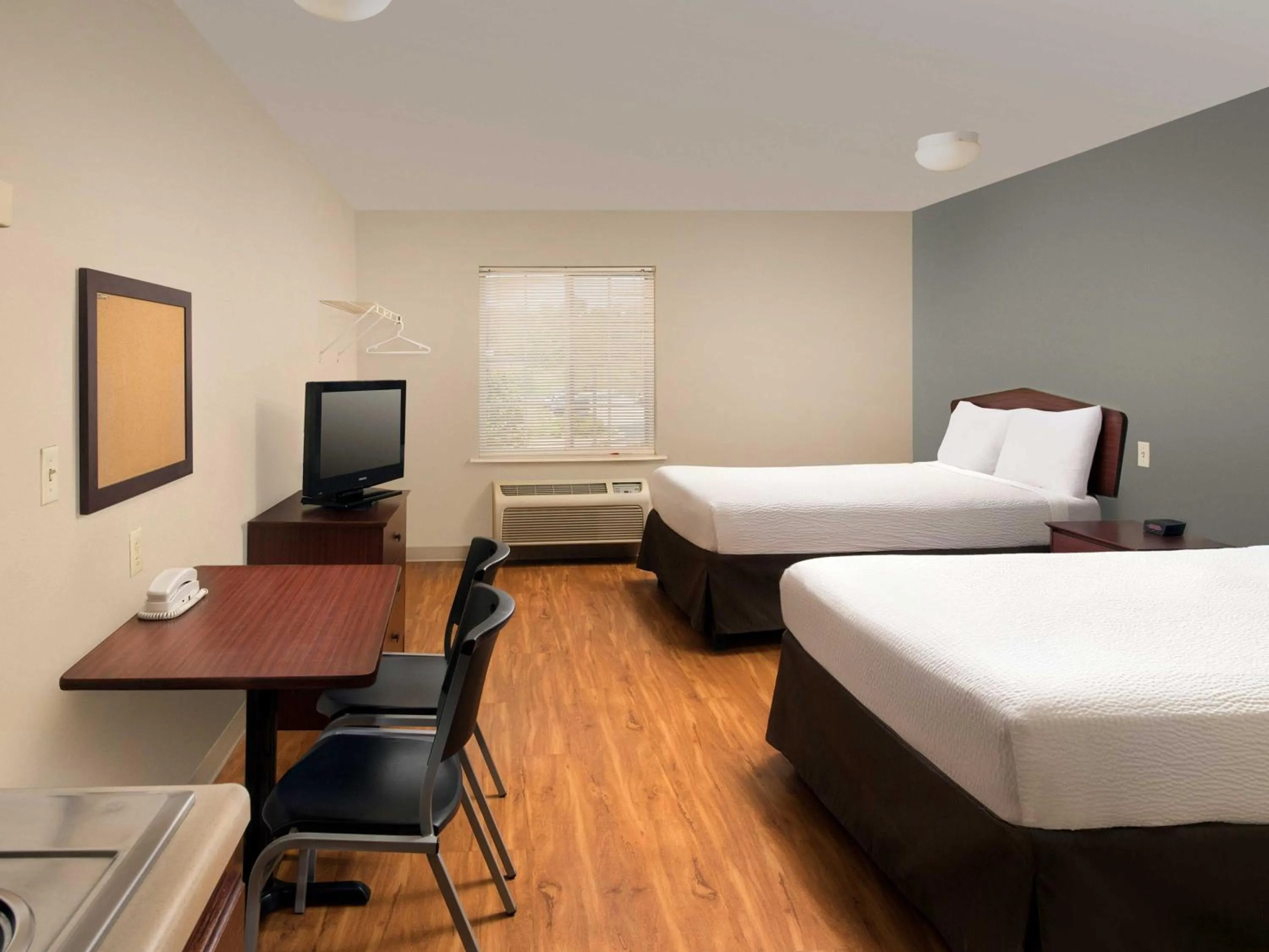 Property building, Bed in WoodSpring Suites Kansas City Liberty