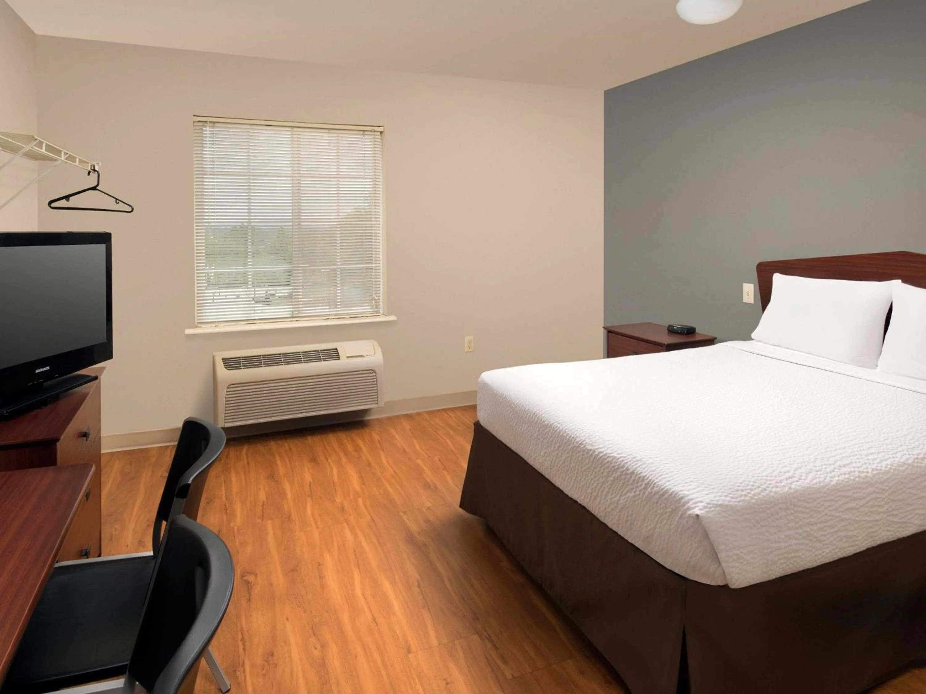 Property building, Bed in WoodSpring Suites Kansas City Liberty