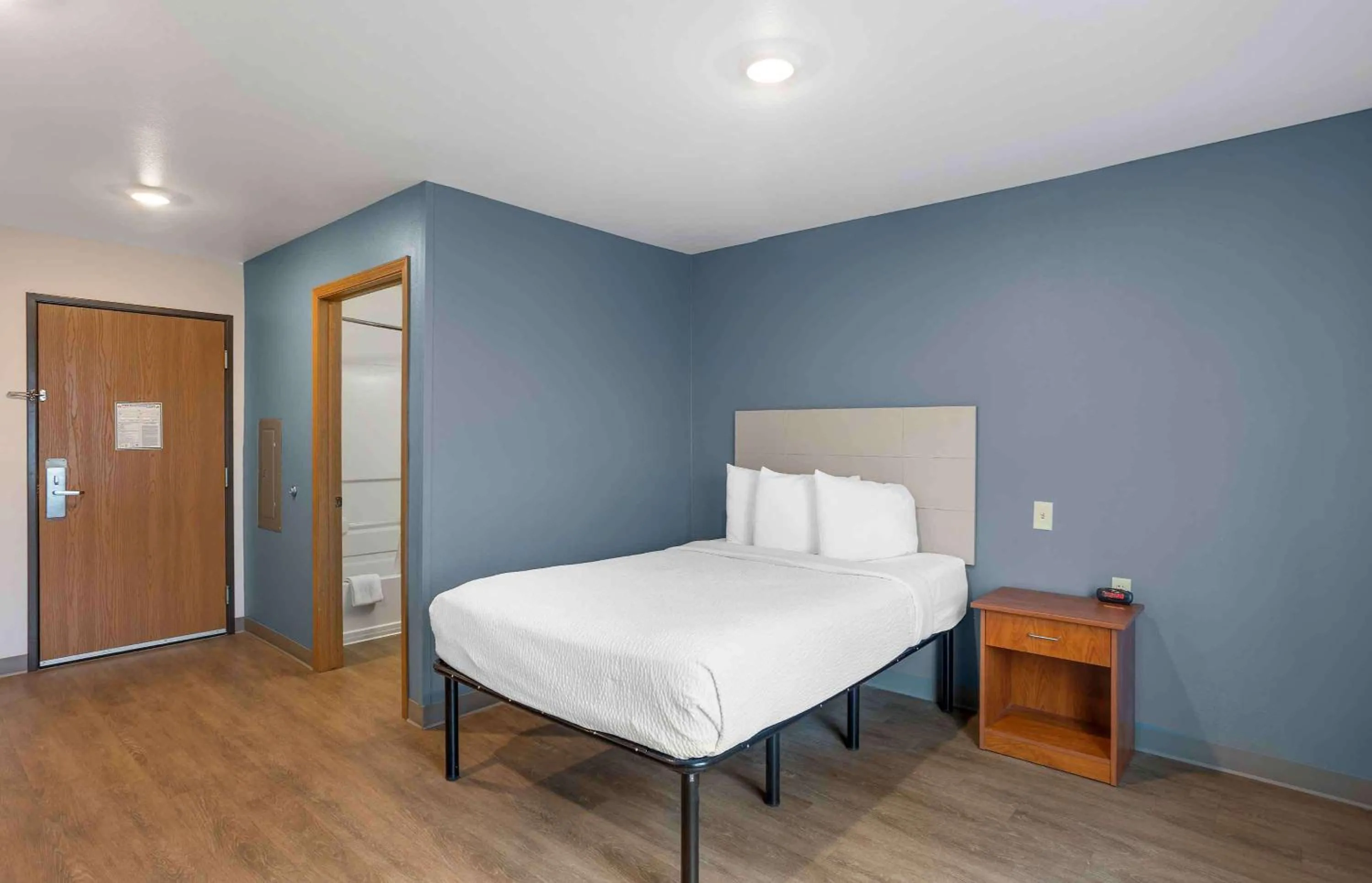Bedroom, Bed in Extended Stay America Select Suites - Springfield - South - Battlefield