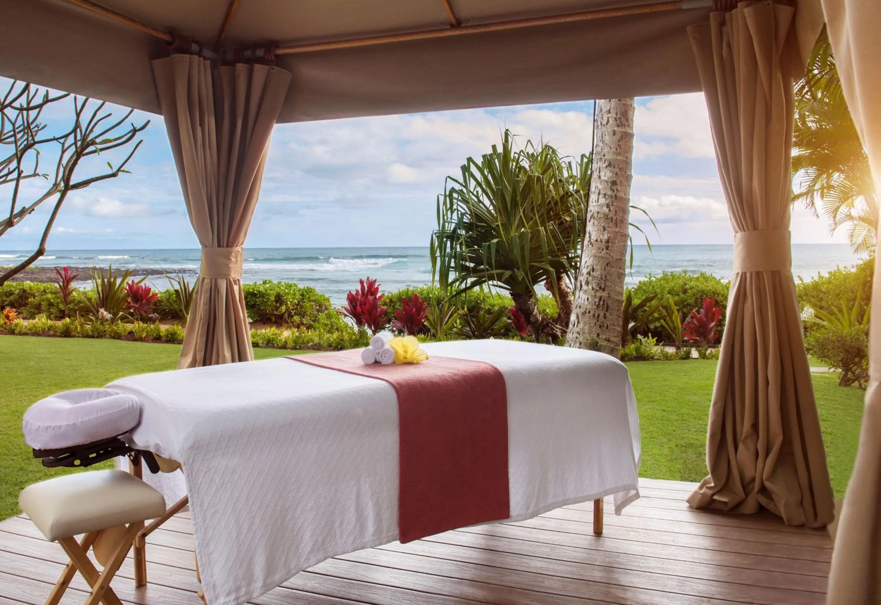 Spa and wellness centre/facilities, Bed in Koa Kea Resort on Poipu Beach
