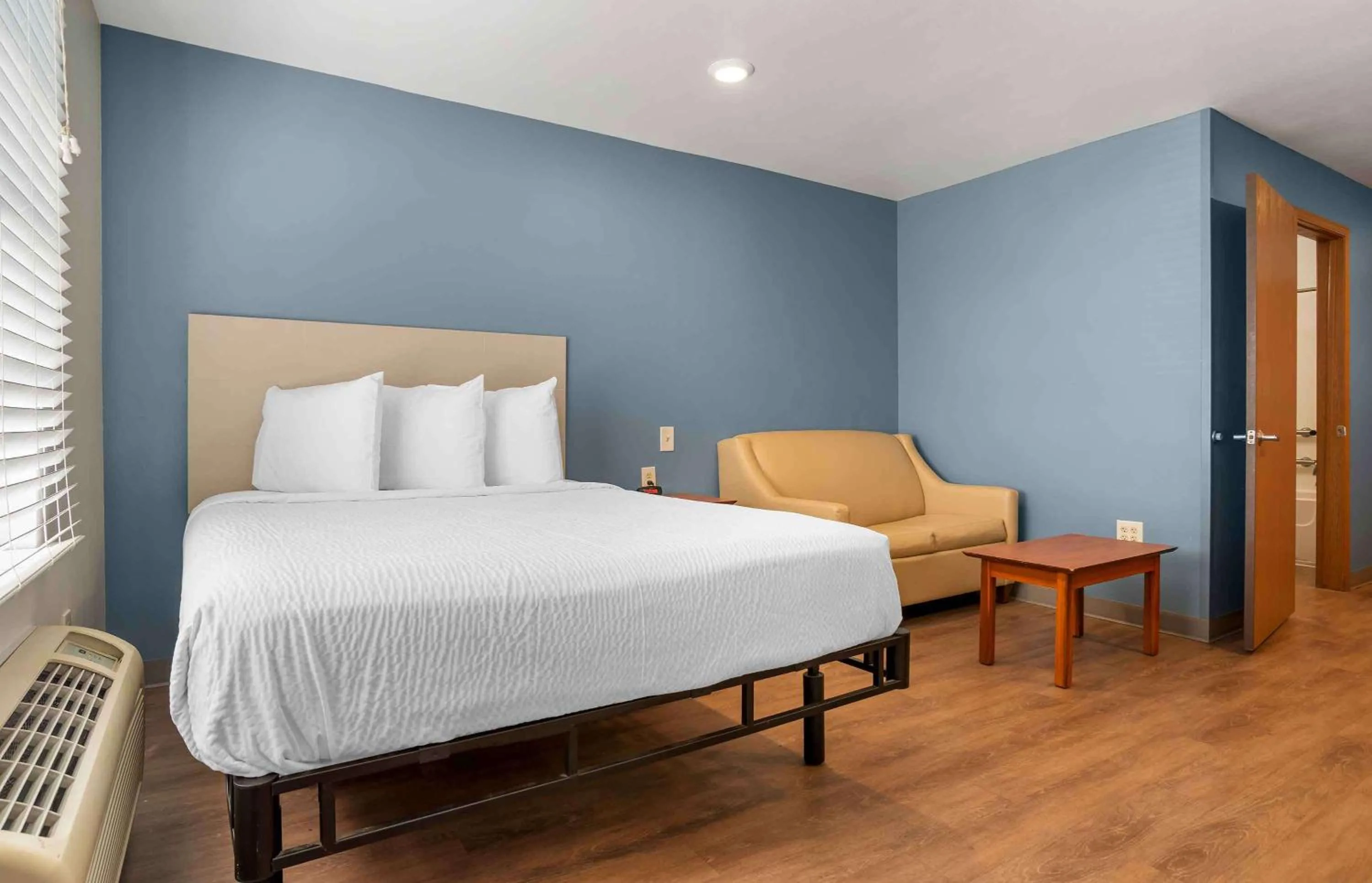 Bedroom, Bed in Extended Stay America Select Suites - Pensacola - Northwest