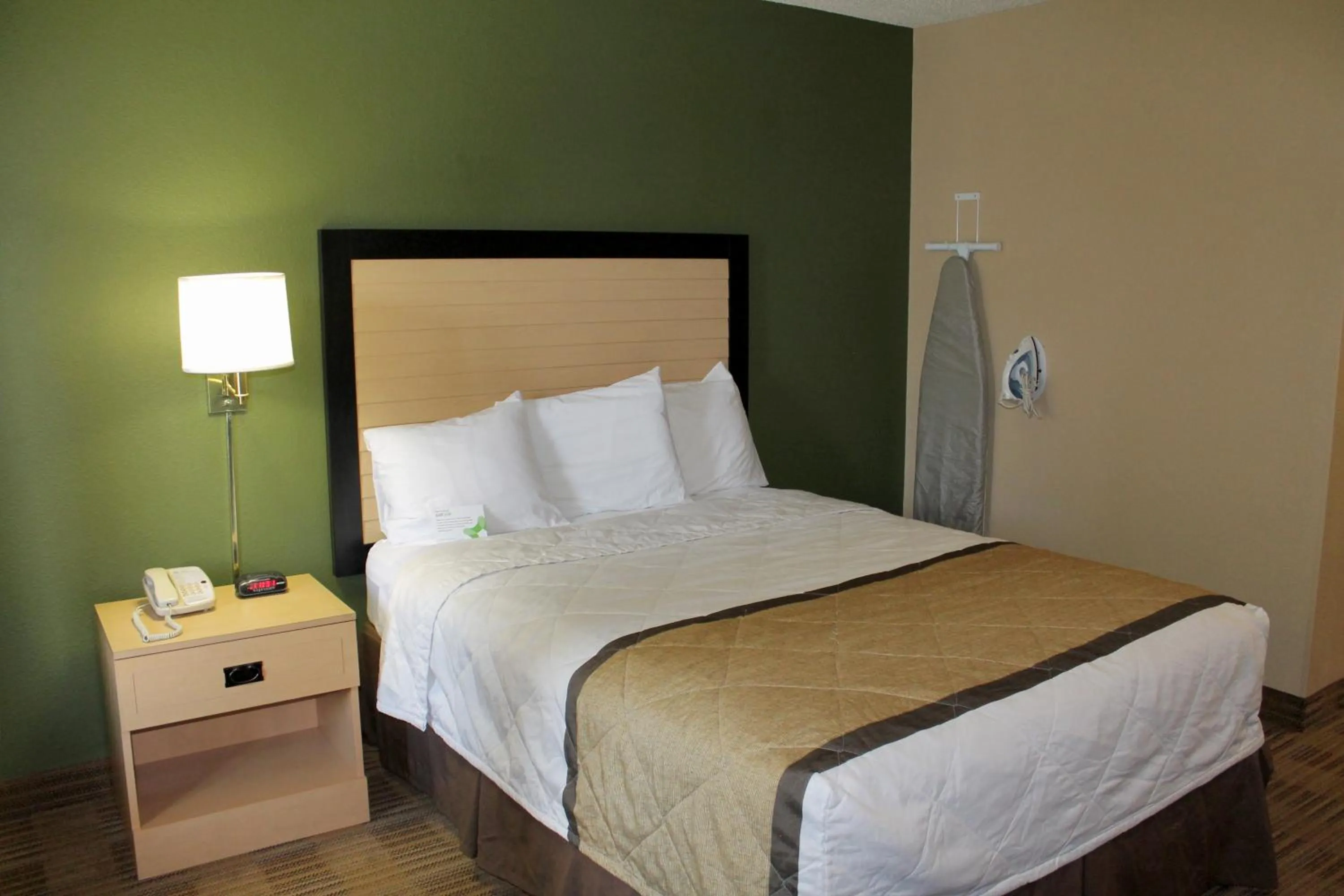 Bed in Extended Stay America Suites - Albuquerque - Airport