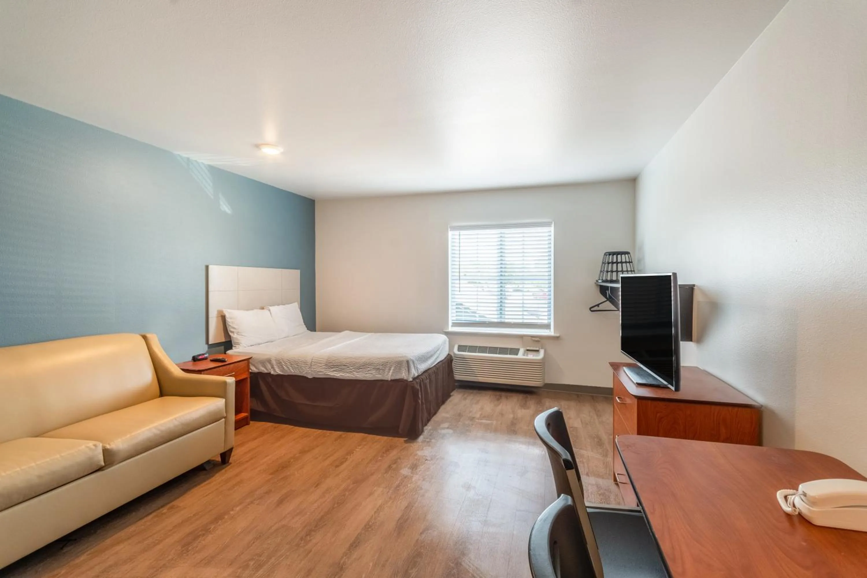 Bed in Extended Stay America Select Suites - Beaumont