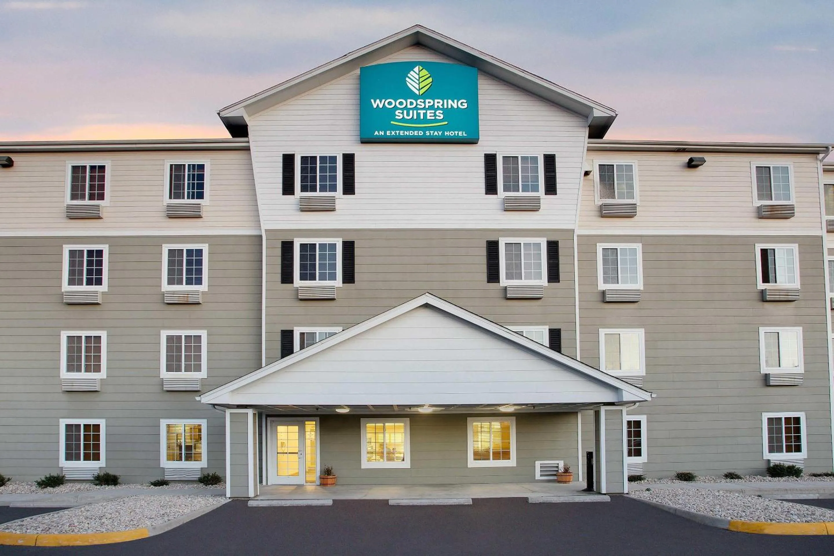 Property building in WoodSpring Suites Colonial Heights Fort Lee