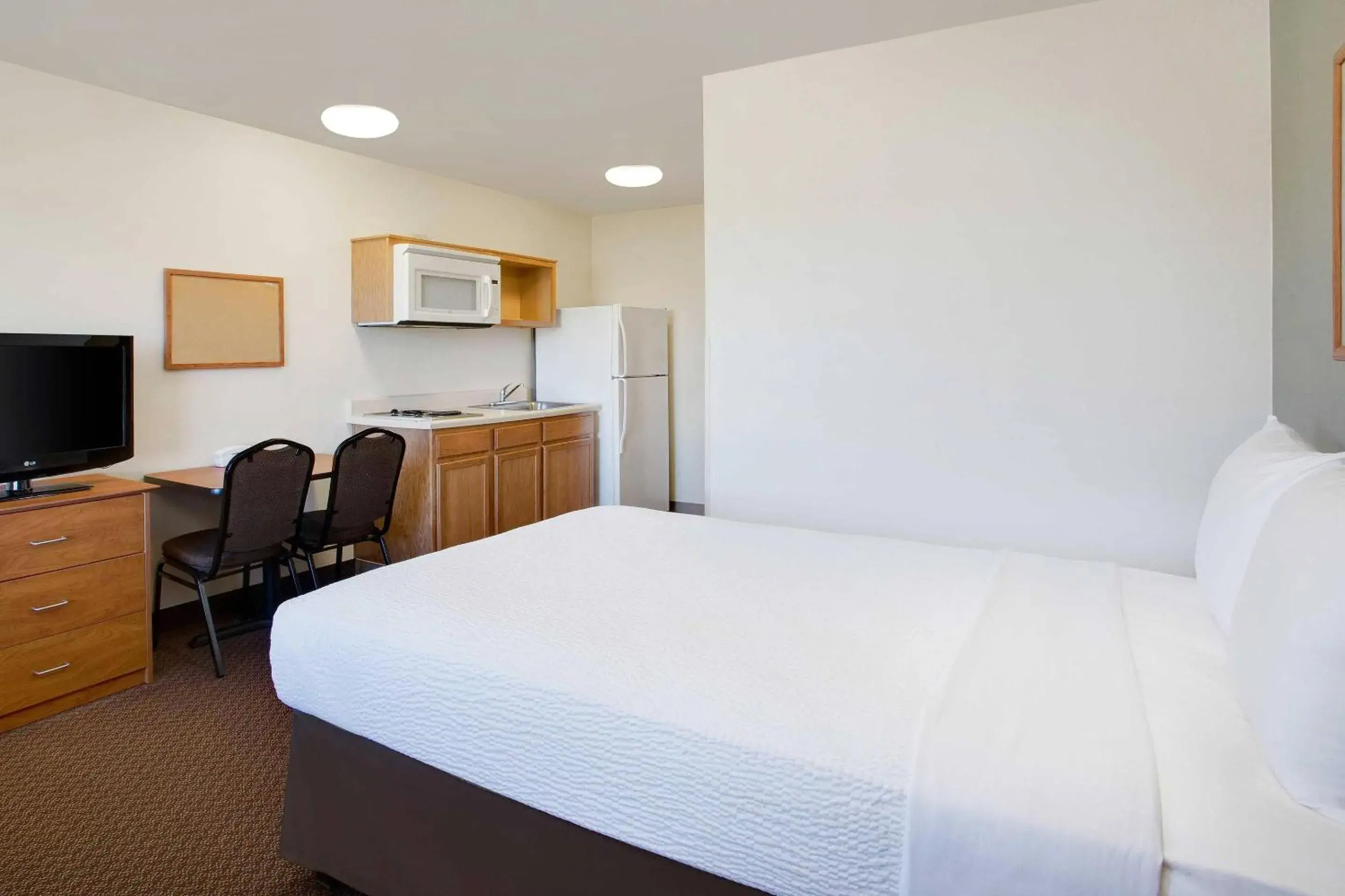 Queen Suite with Roll-In Shower - Accessible/Non-Smoking in WoodSpring Suites Colonial Heights Fort Lee Queen Suite with Roll-In Shower - Accessible/Non-Smoking in WoodSpring Suites Colonial Heights Fort Lee
