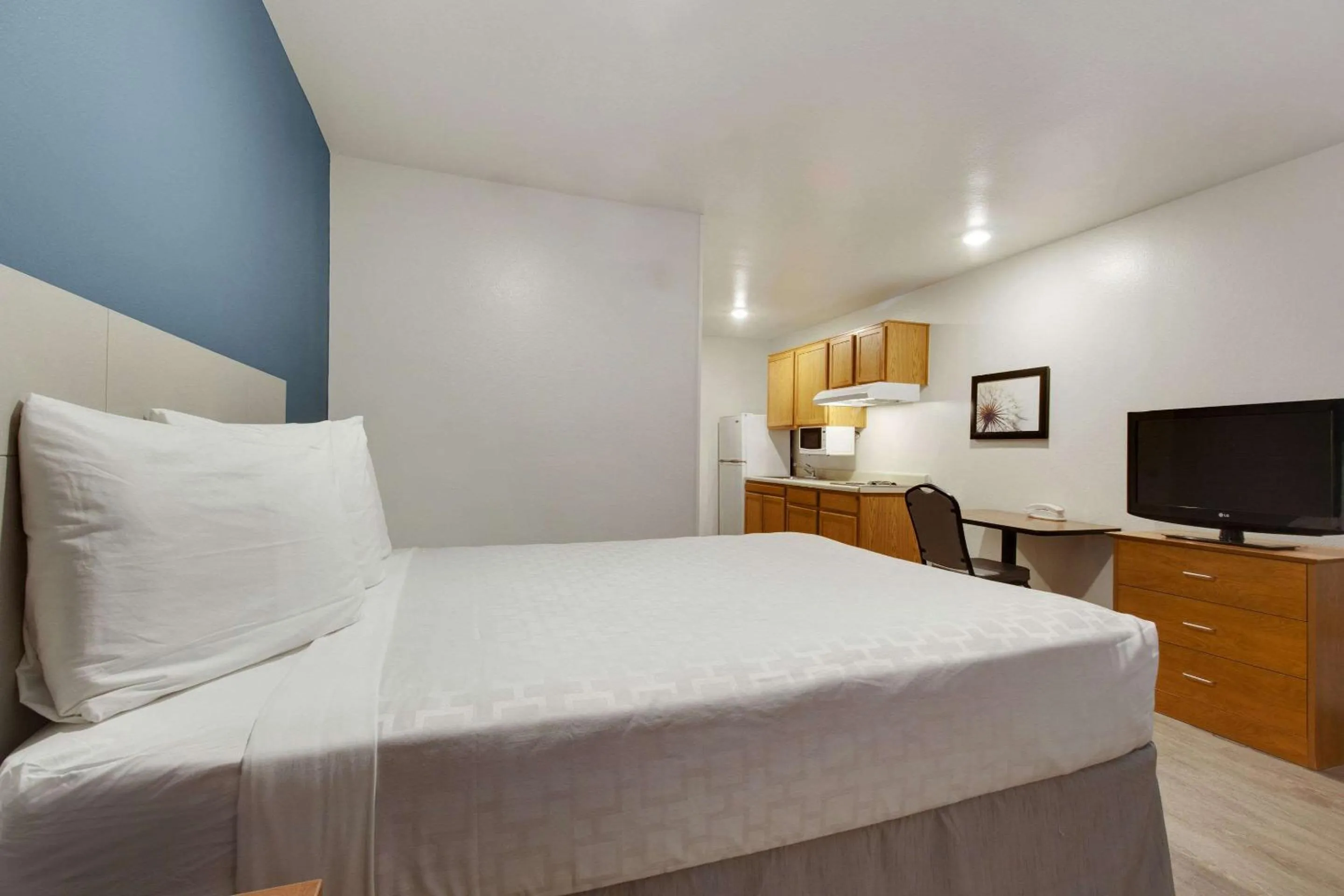 Bedroom, Bed in WoodSpring Suites Conroe
