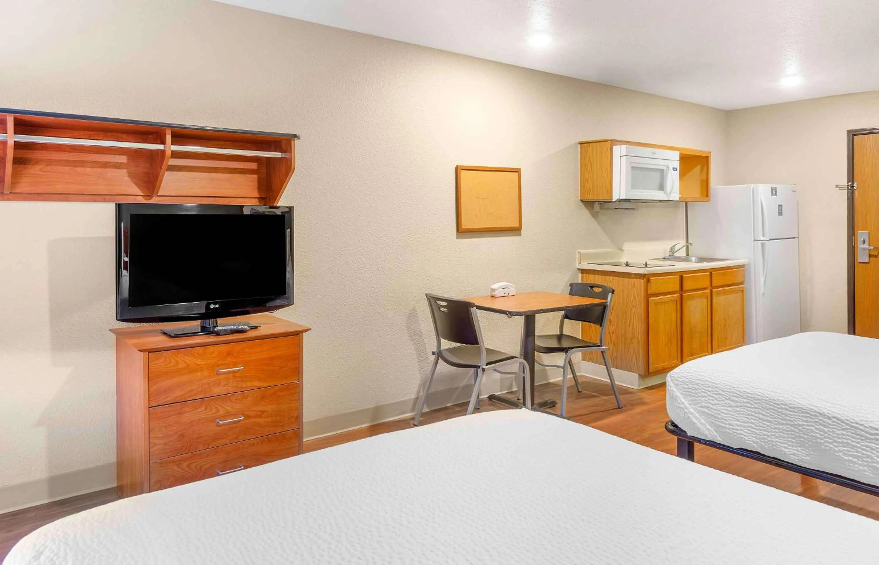 Bedroom, Bed in Extended Stay America Select Suites - Wilmington - West