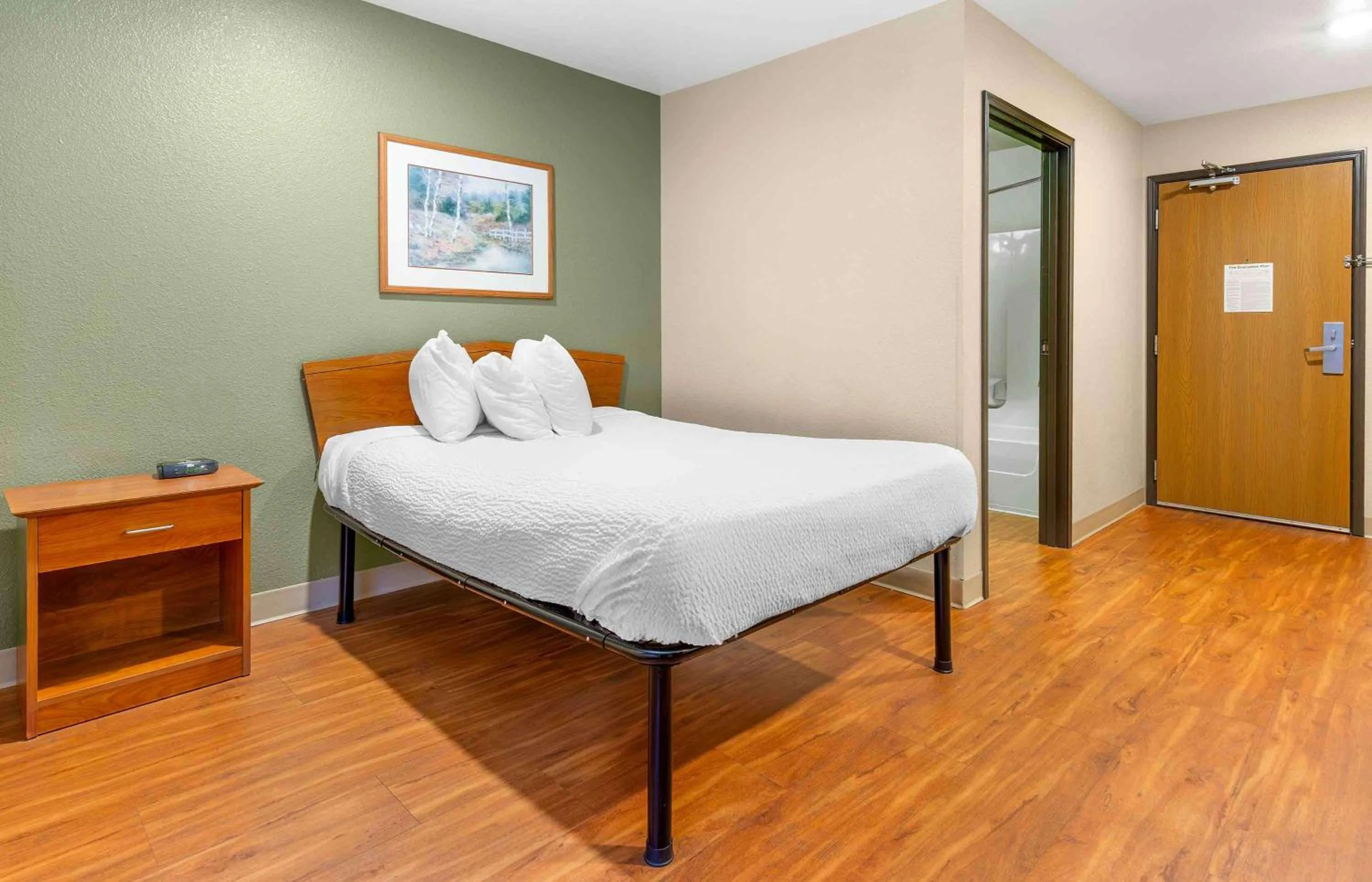 Bedroom, Bed in Extended Stay America Select Suites - Wilmington - West