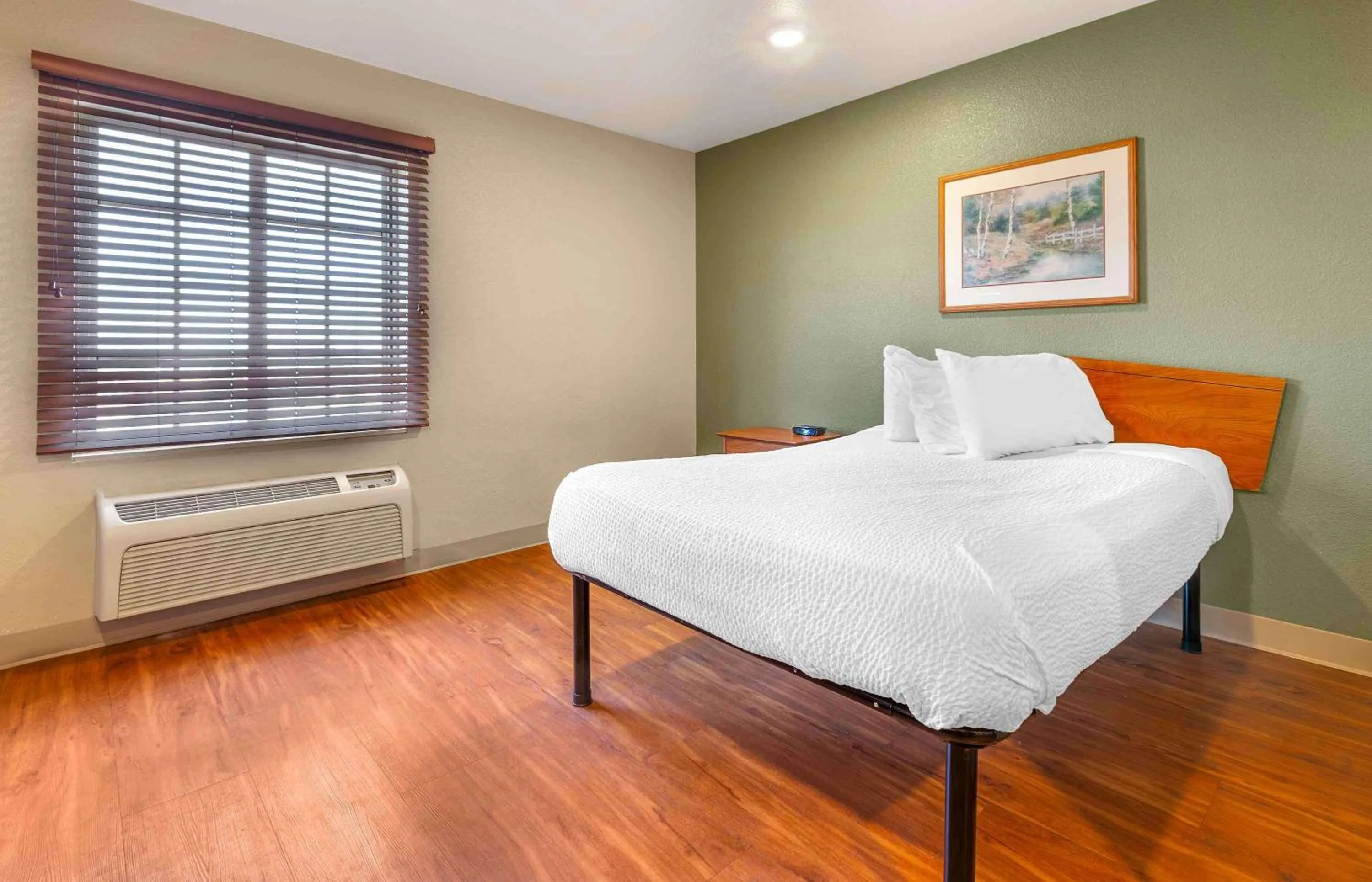 Bedroom, Bed in Extended Stay America Select Suites - Wilmington - West
