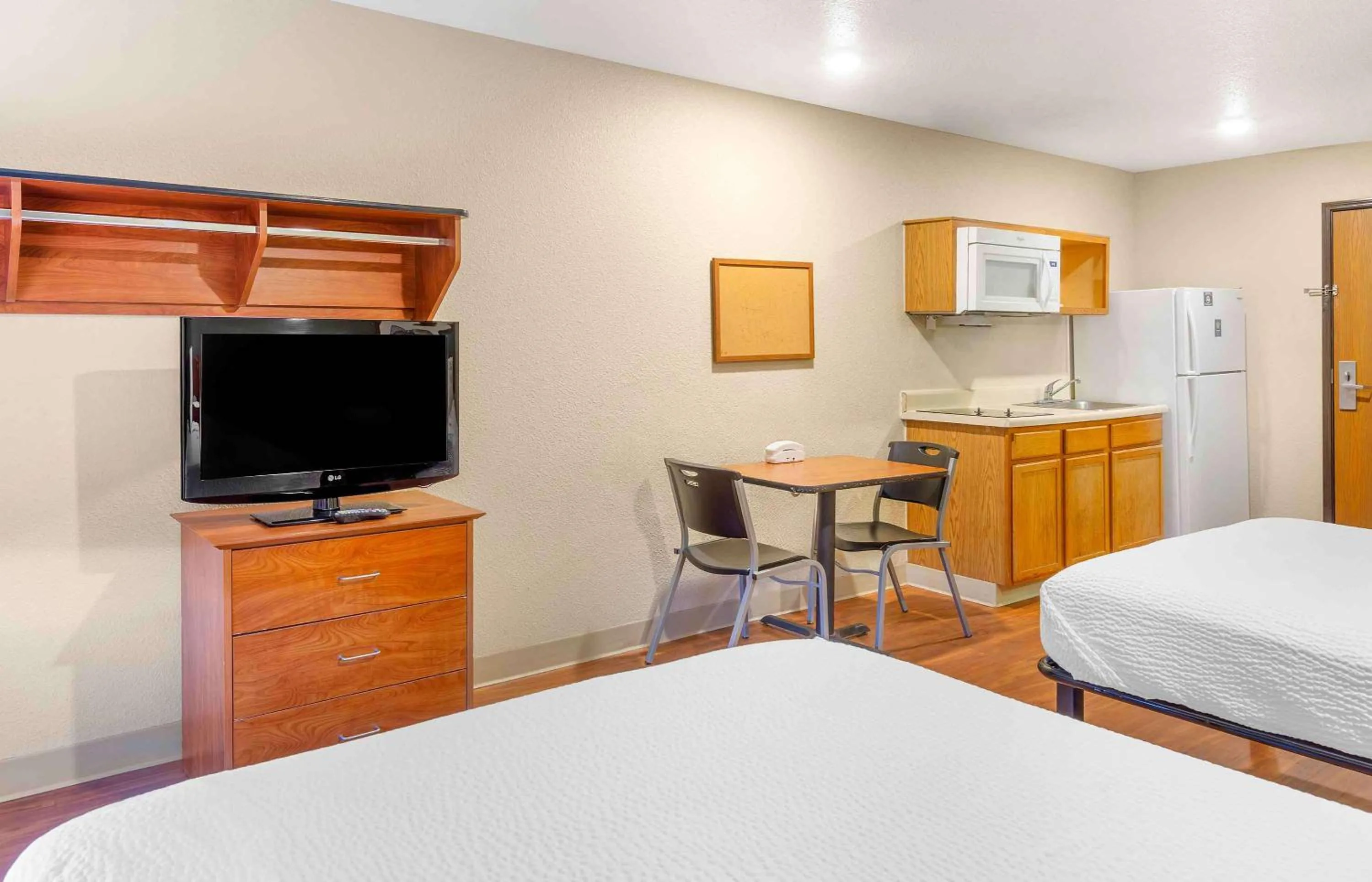 Bedroom, Bed in Extended Stay America Select Suites - Wilmington - West