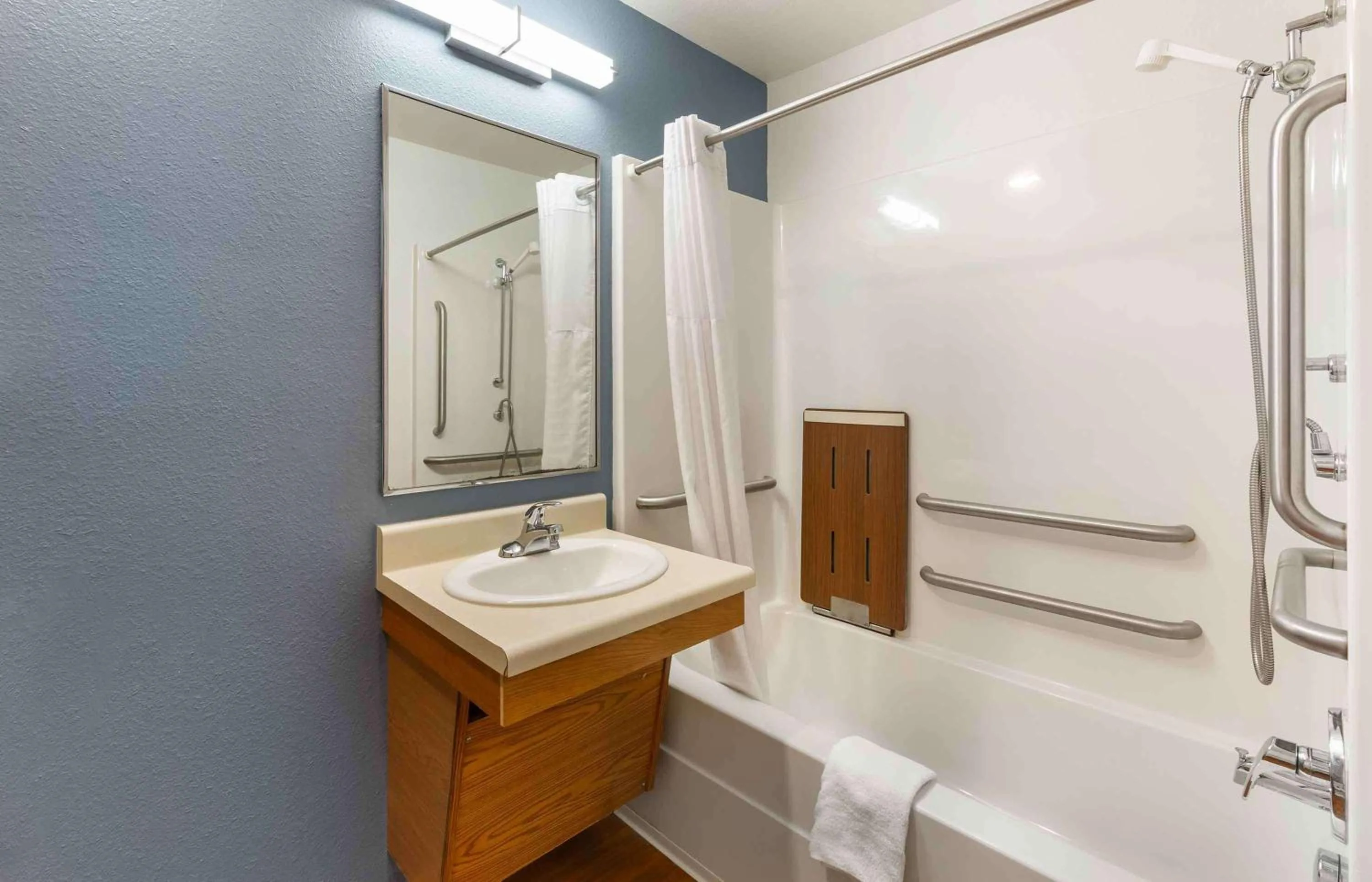 Bathroom in Extended Stay America Select Suites - Akron - South