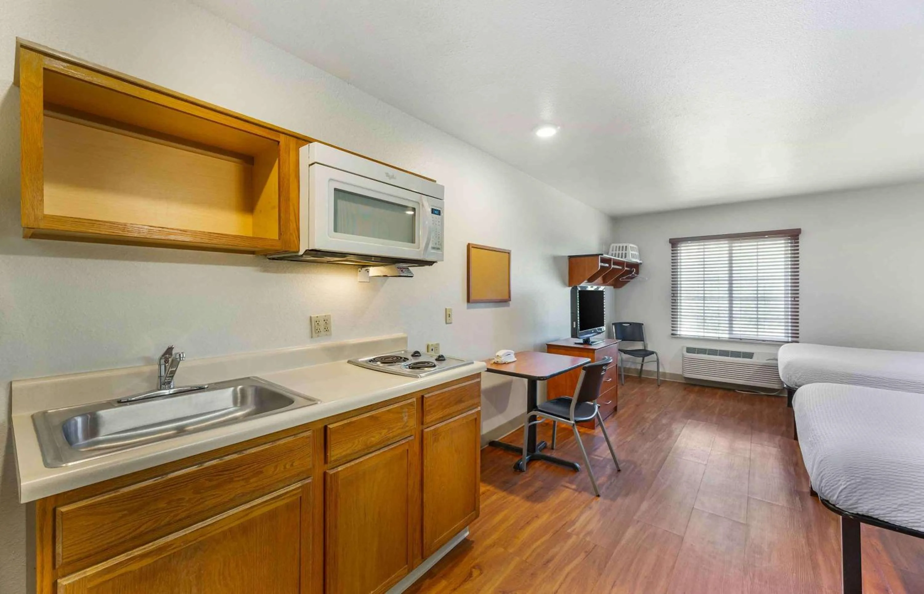 Bedroom in Extended Stay America Select Suites - Akron - South