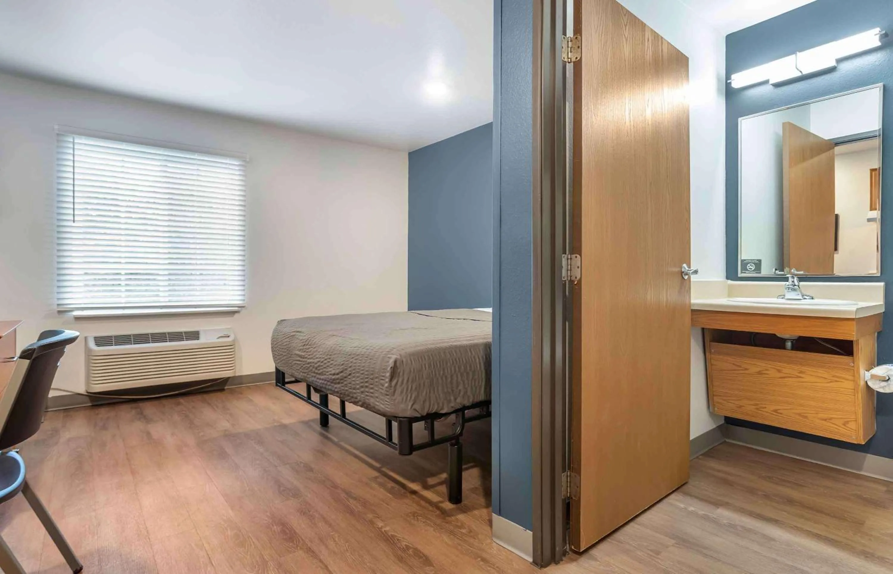 Bedroom, Bed in Extended Stay America Select Suites - Tallahassee - East